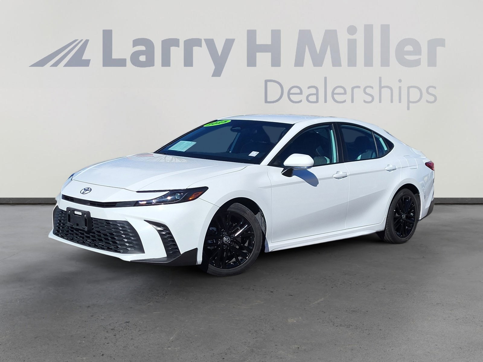 2025 Toyota Camry SE's photo