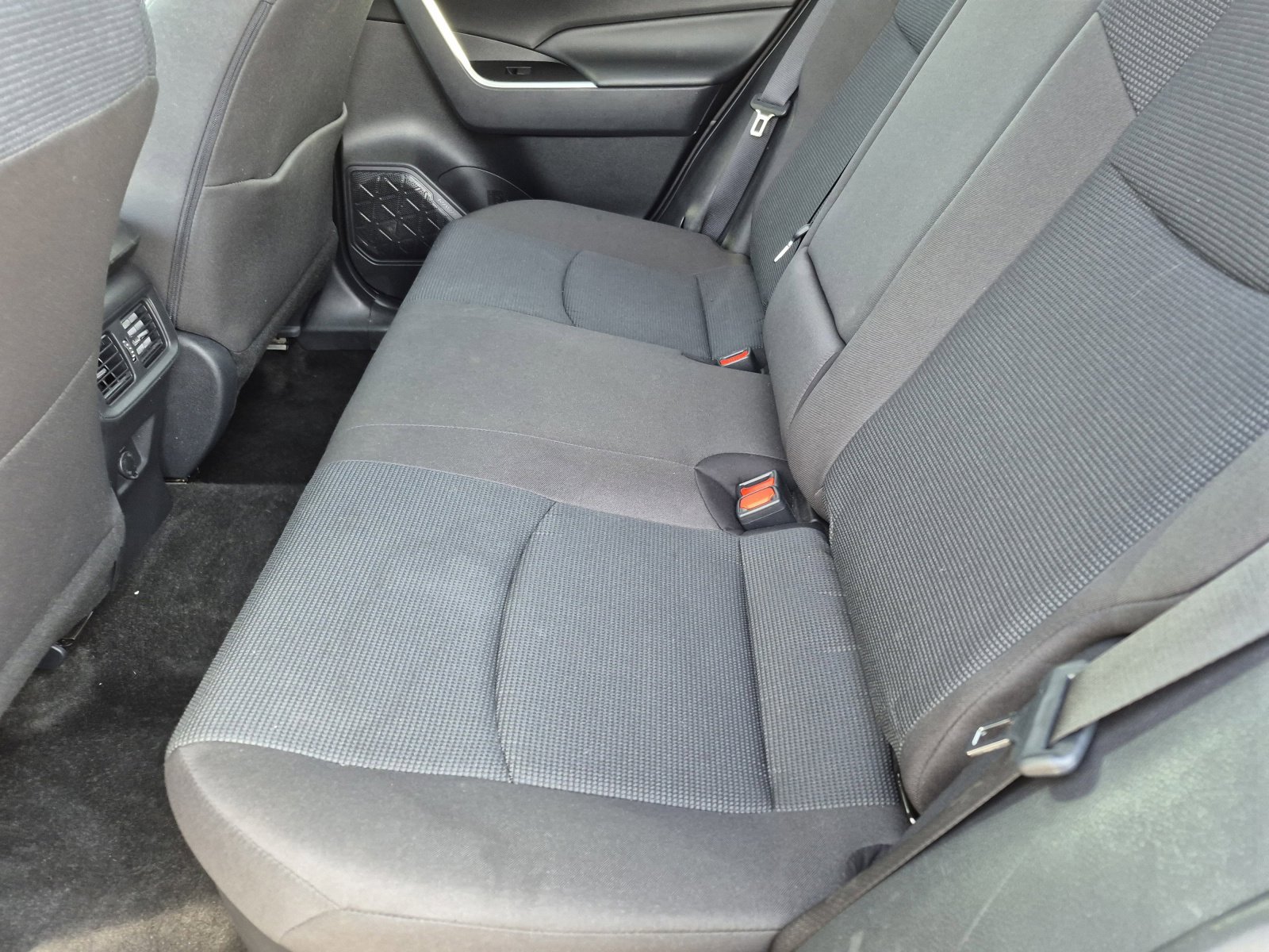 2025 Toyota RAV4 LE - Photo 17