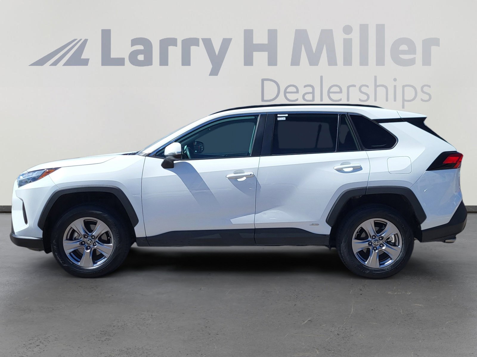 2024 Toyota RAV4 Hybrid XLE photo 3