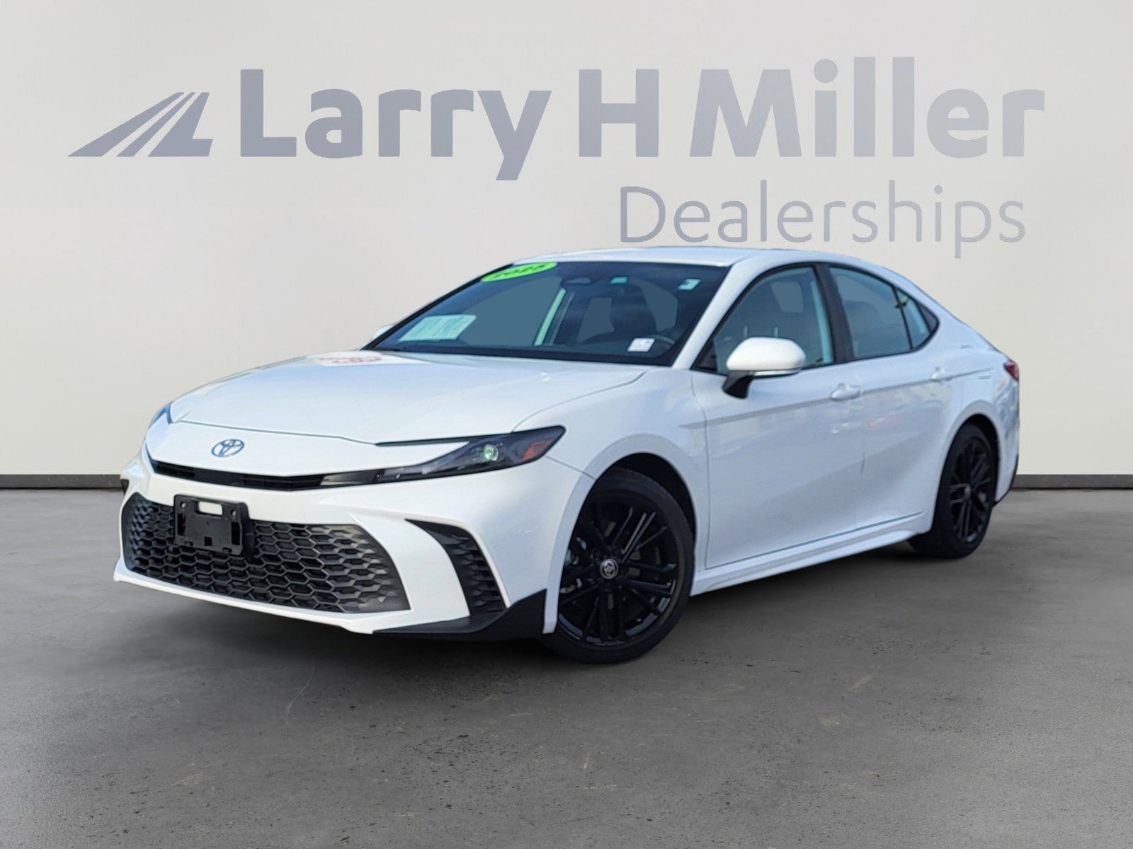 2025 Toyota Camry SE's photo