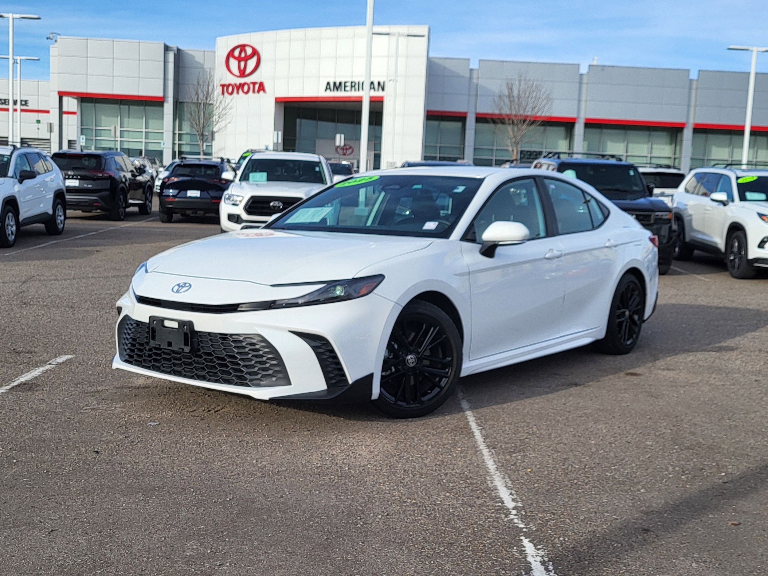 2025 Toyota Camry SE's photo