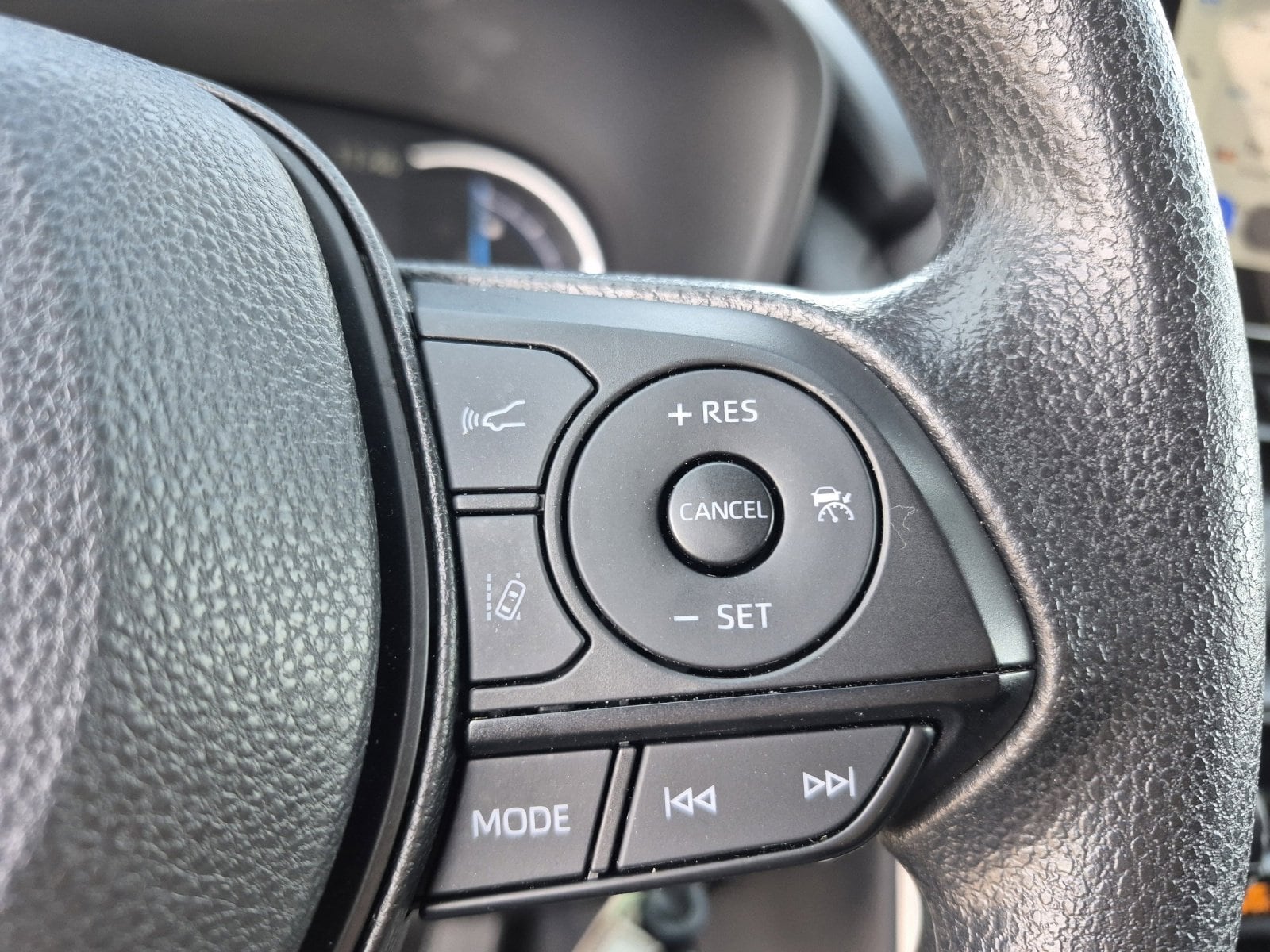 2025 Toyota RAV4 LE - Photo 25