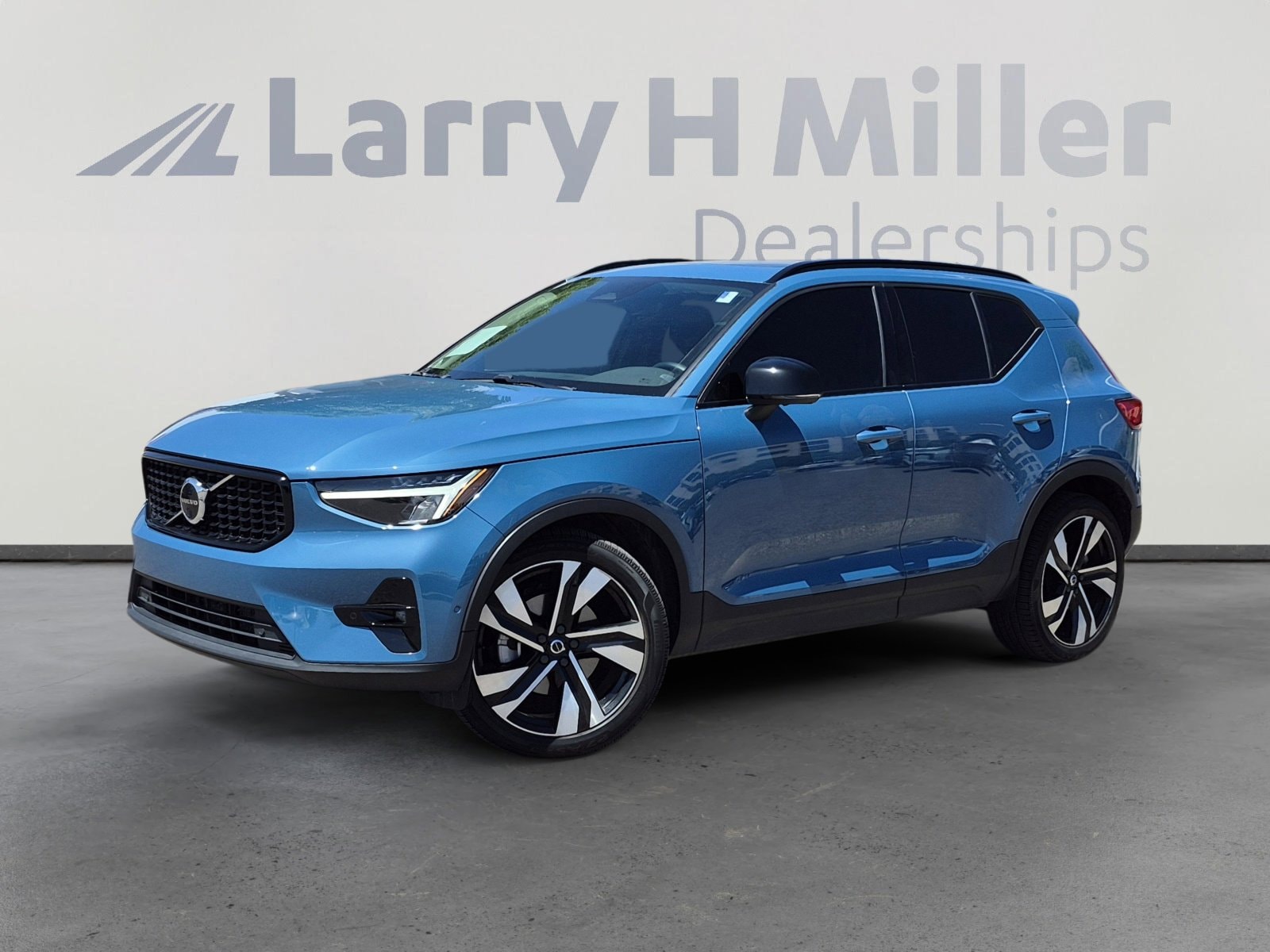 2023 Volvo XC40 B5 Ultimate Dark AWD's photo