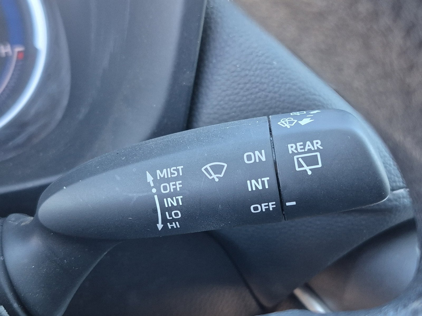2025 Toyota RAV4 LE - Photo 33