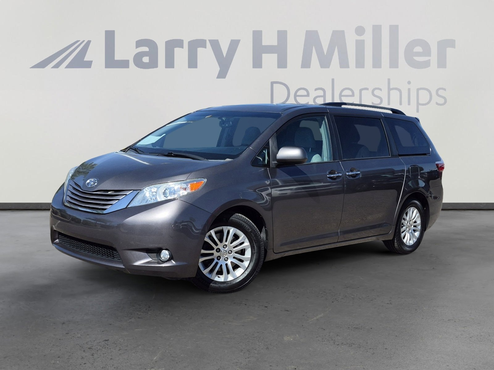 2016 Toyota Sienna XLE V6 7-Passenger Access Seat's photo