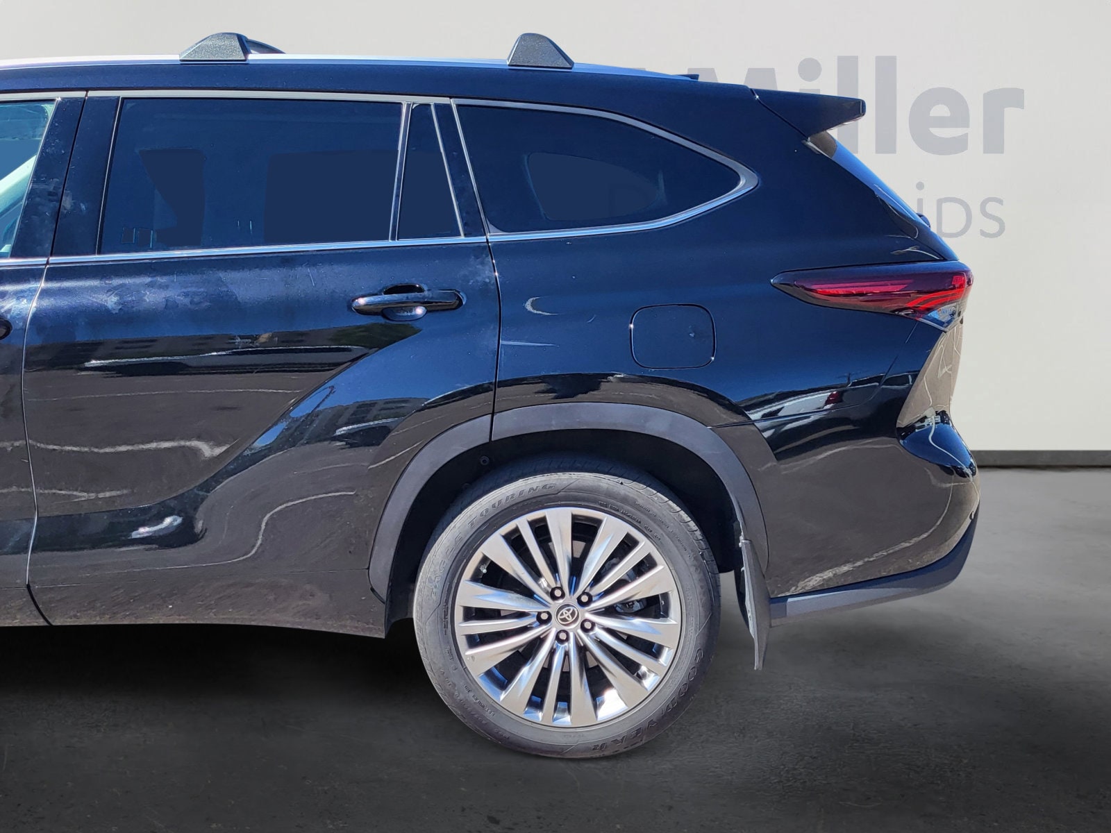 2024 Toyota Highlander Hybrid Platinum photo 4