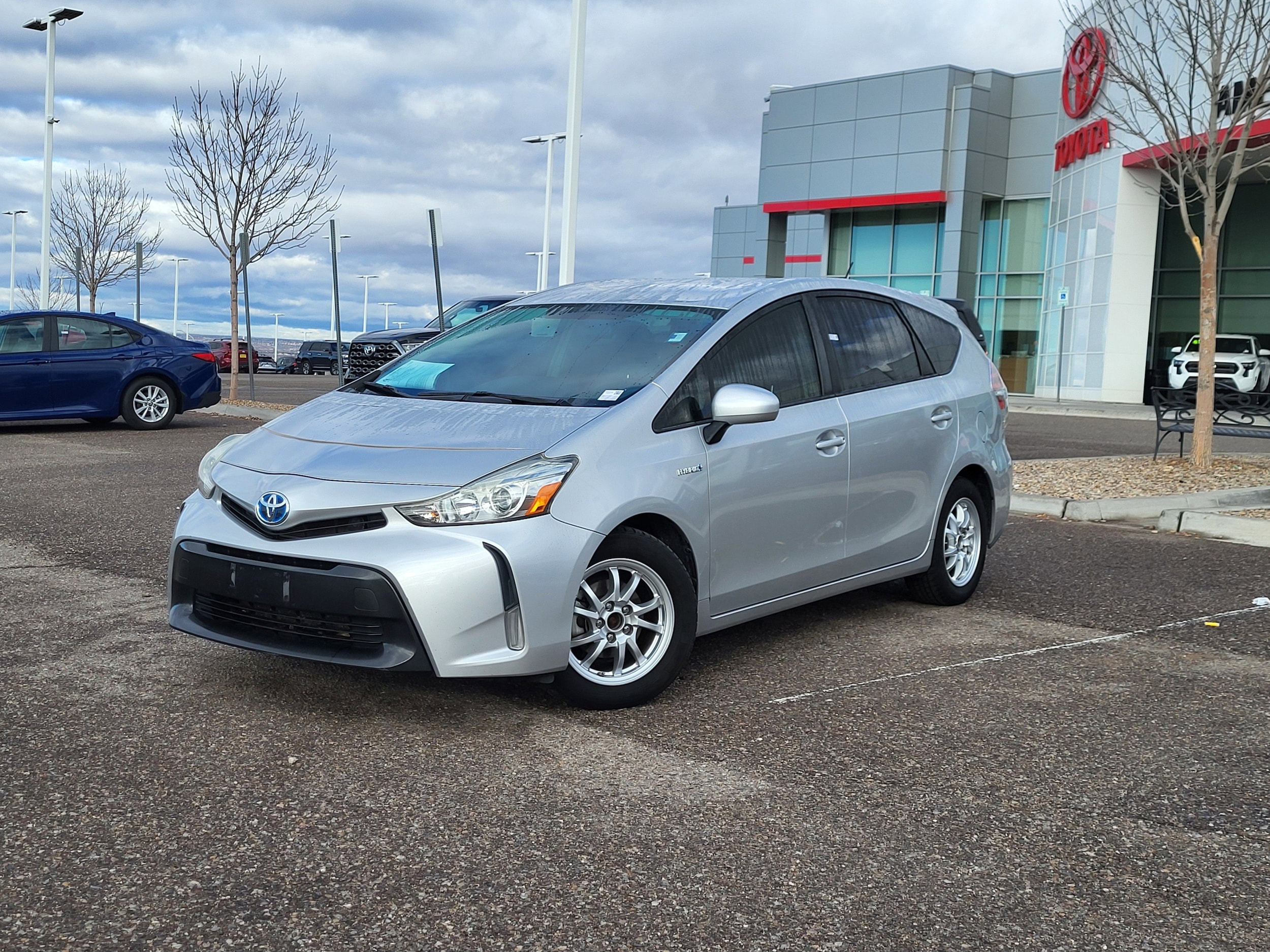 2015 Toyota Prius v Three's photo