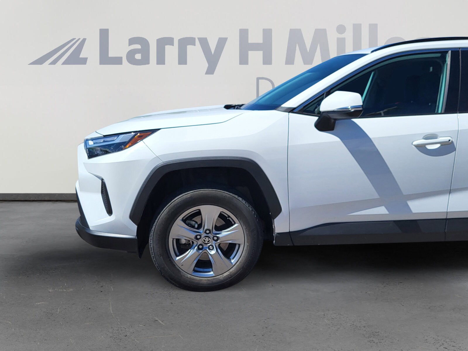 2024 Toyota RAV4 XLE photo 2