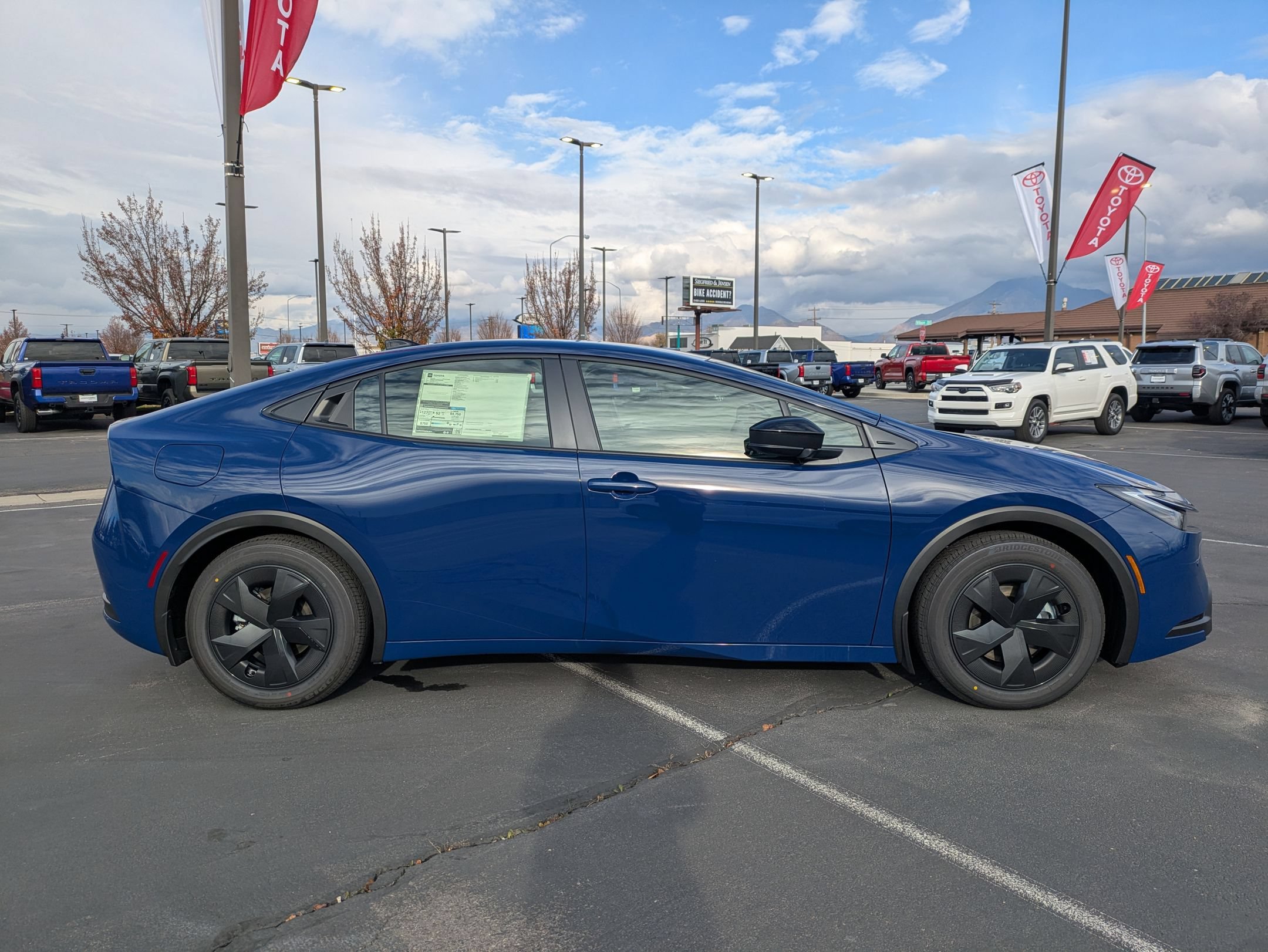 2026 Toyota Prius Plug-in Hybrid SE - Photo 8