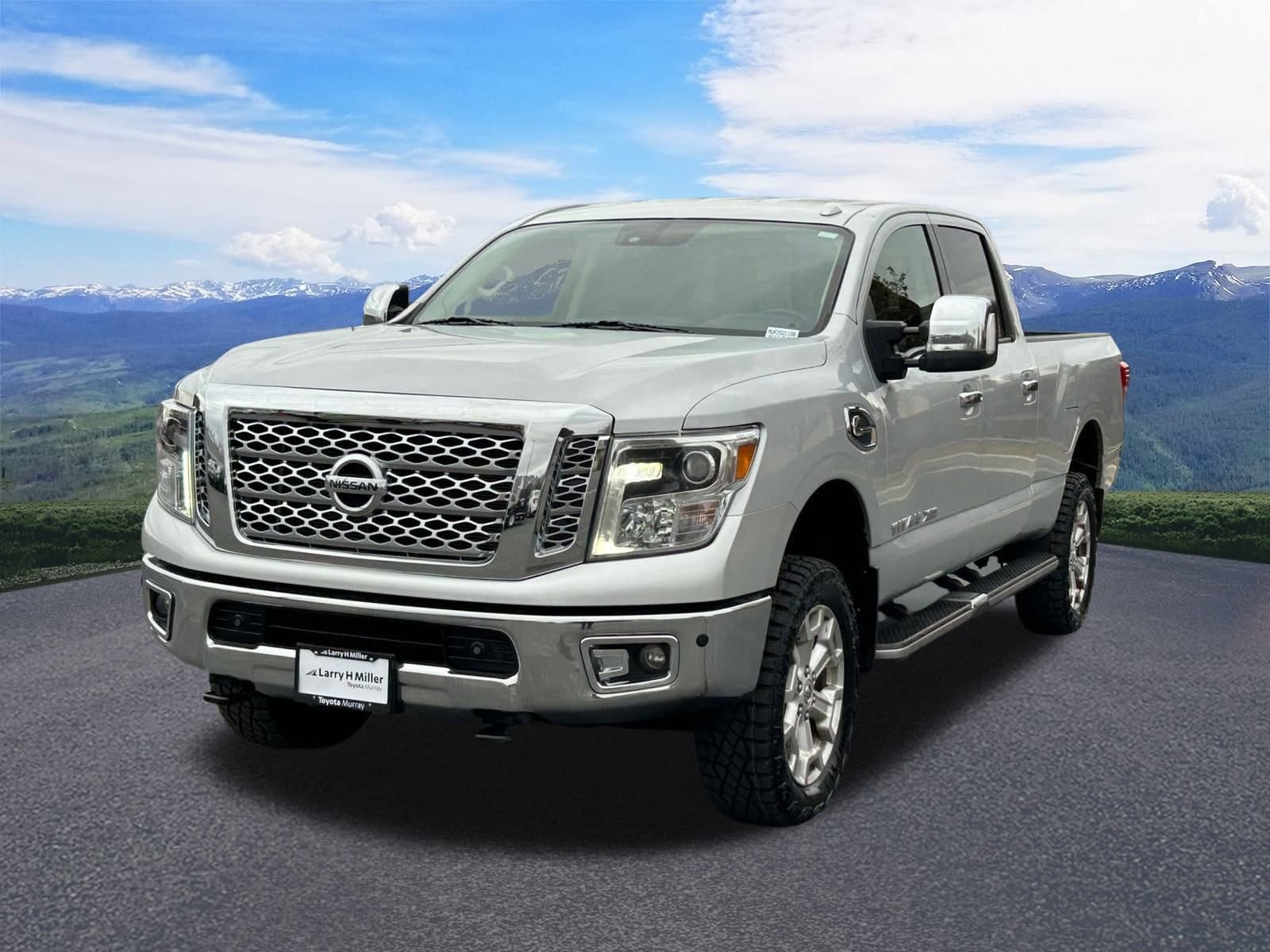 2017 Nissan Titan XD SL's photo