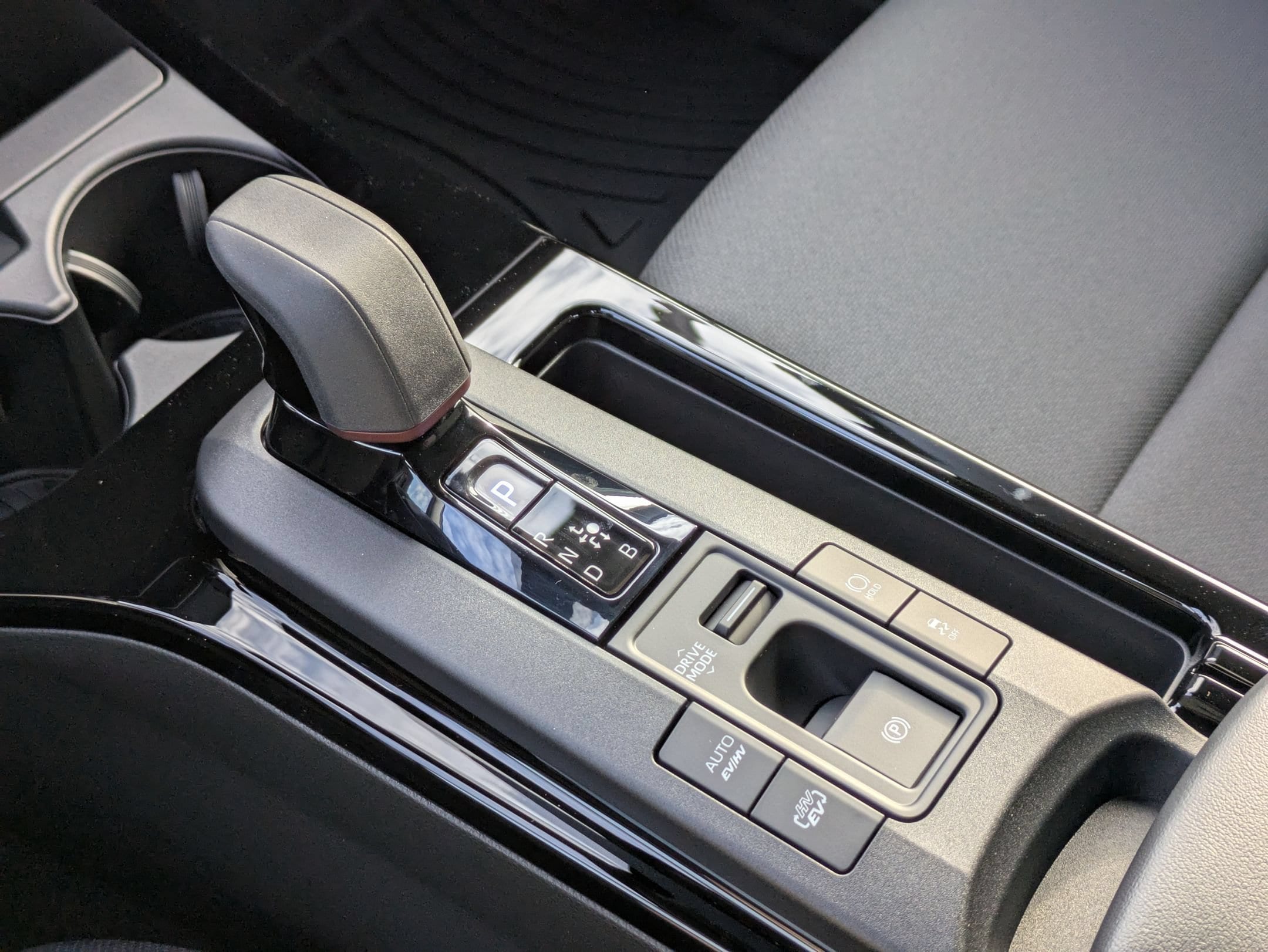 2026 Toyota Prius Plug-in Hybrid SE - Photo 18