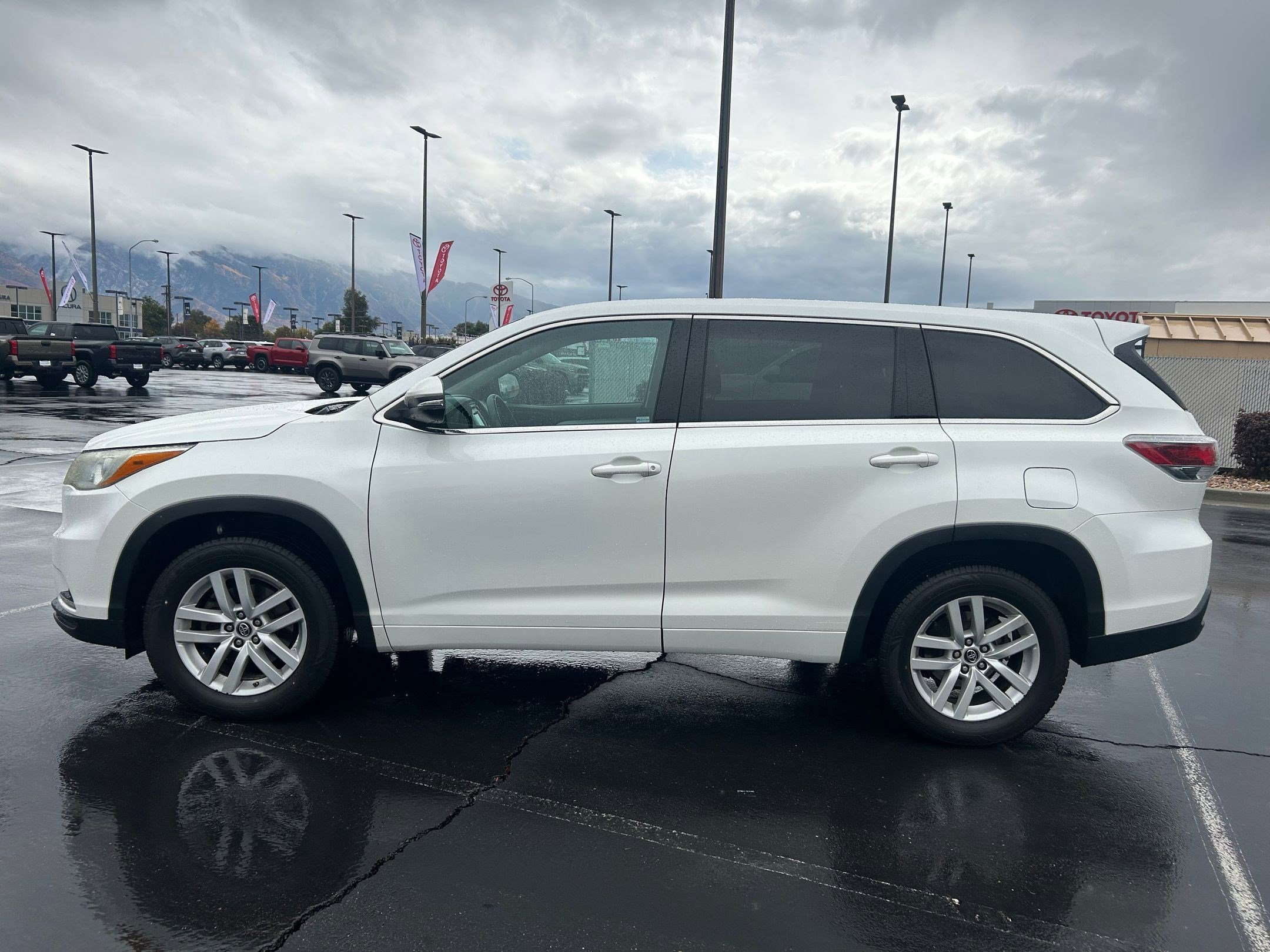 2016 Toyota Highlander Base Hybrid photo 2