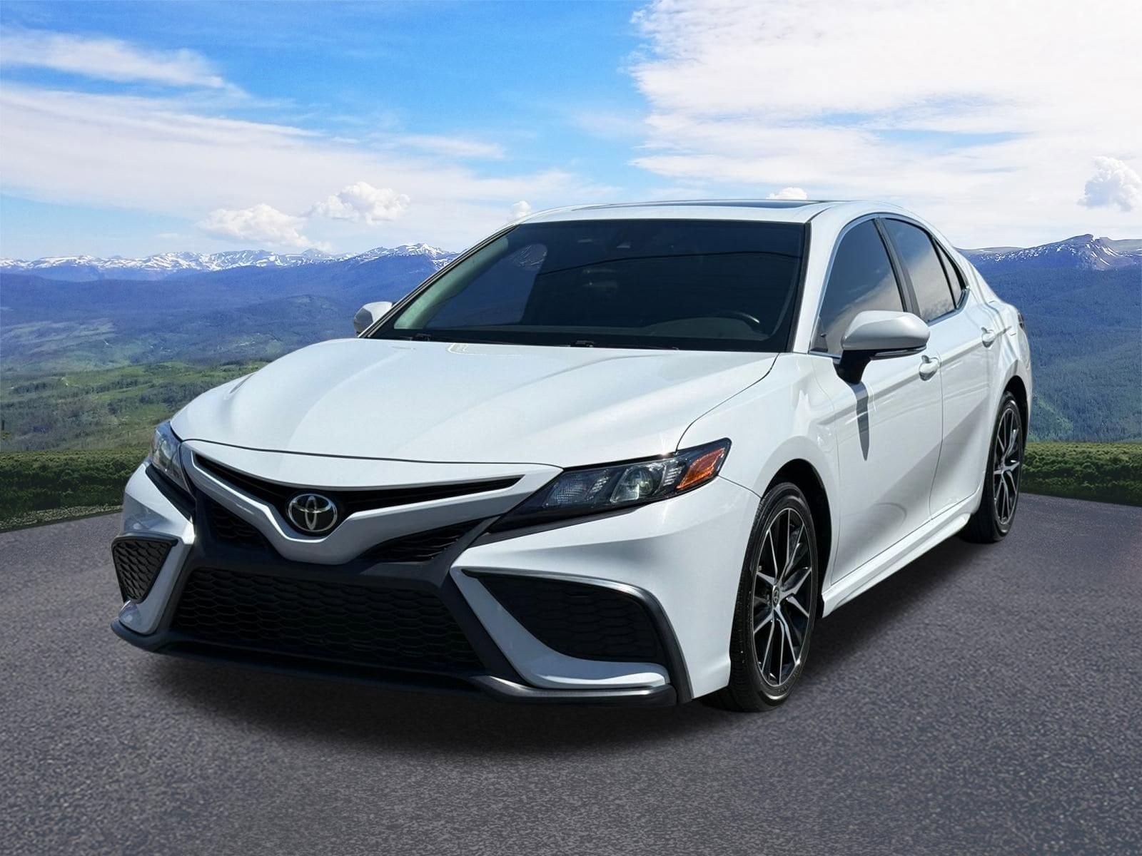2022 Toyota Camry SE's photo