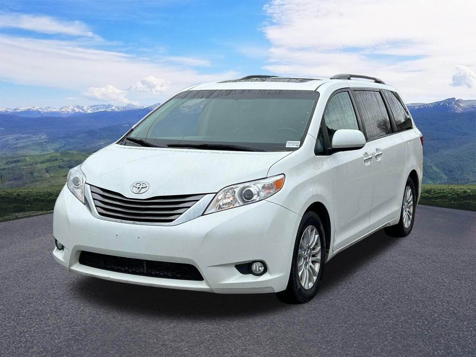 2015 Toyota Sienna XLE's photo