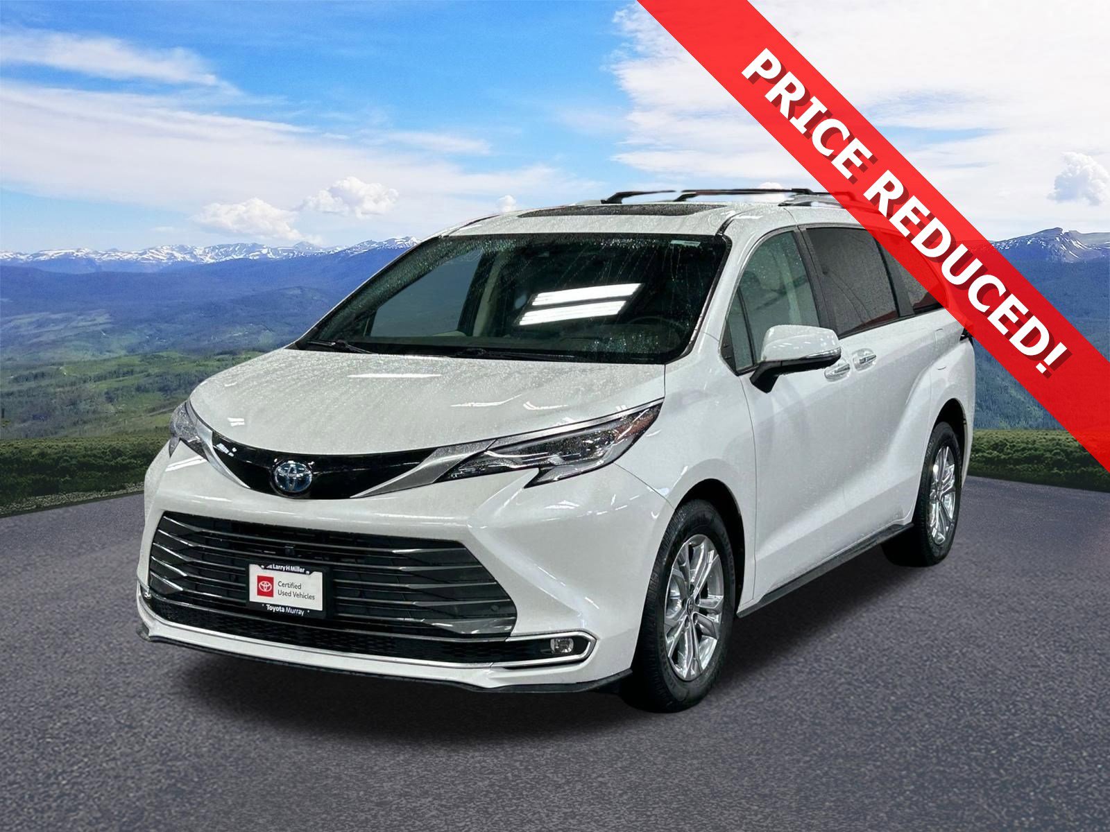 2023 Toyota Sienna Platinum 7-Passenger Hybrid AWD's photo
