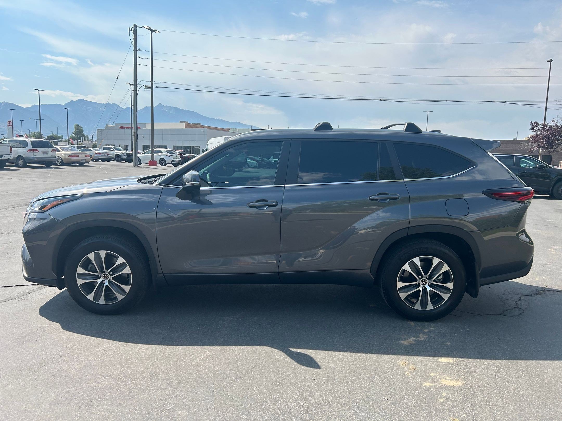 2024 Toyota Highlander XLE photo 2