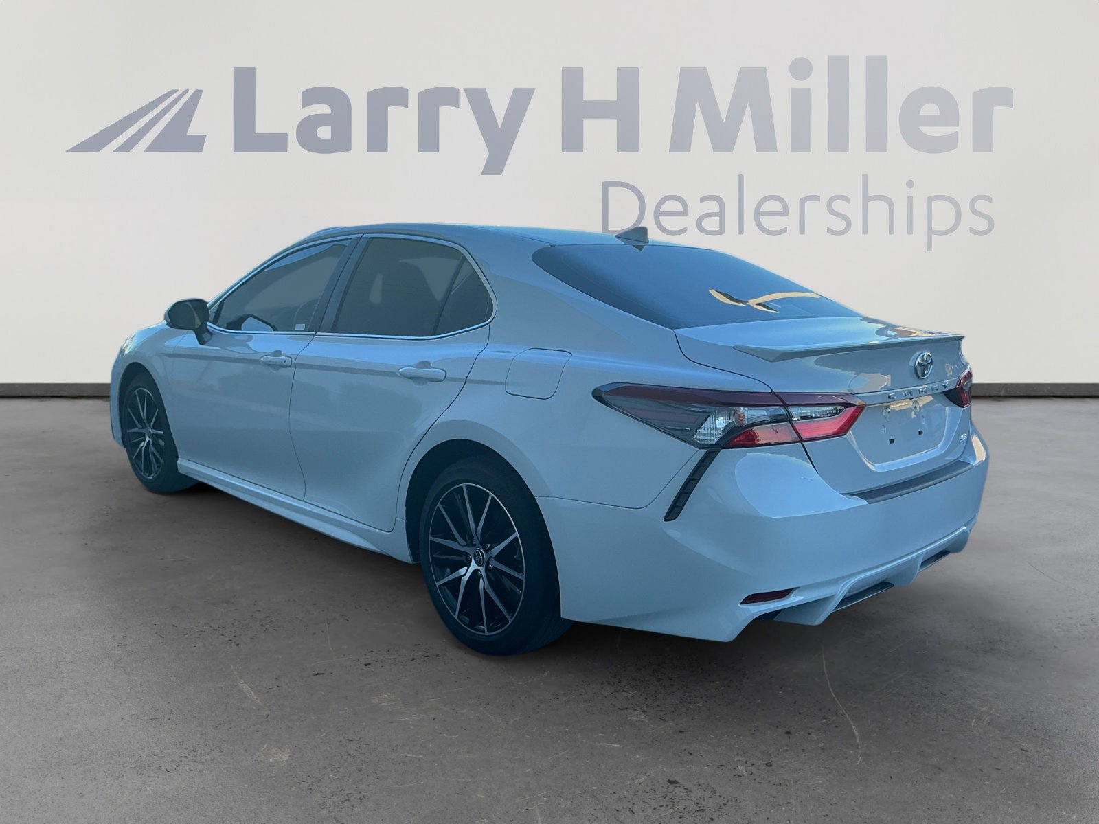 2022 Toyota Camry SE photo 3