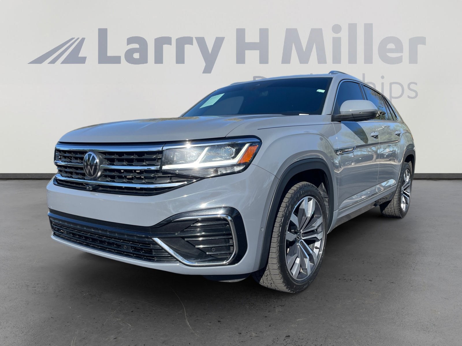 2023 Volkswagen Atlas Cross Sport SEL Premium R-Line's photo