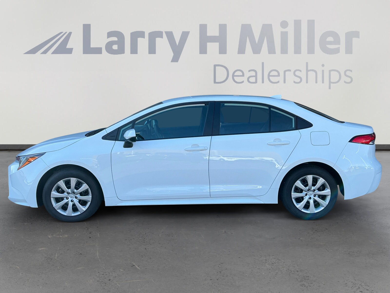 2025 Toyota Corolla LE photo 2