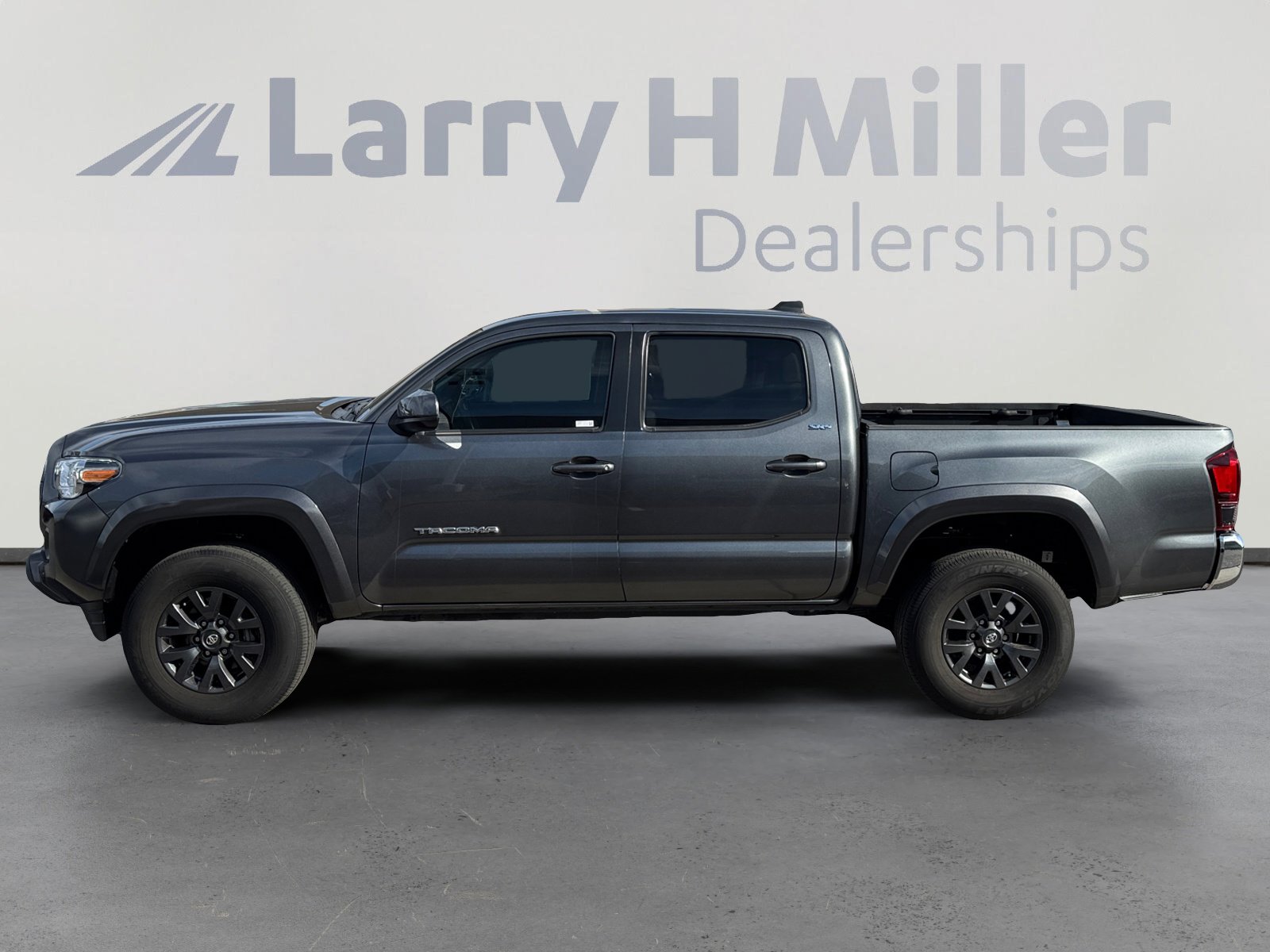 2023 Toyota Tacoma SR5 V6 photo 2