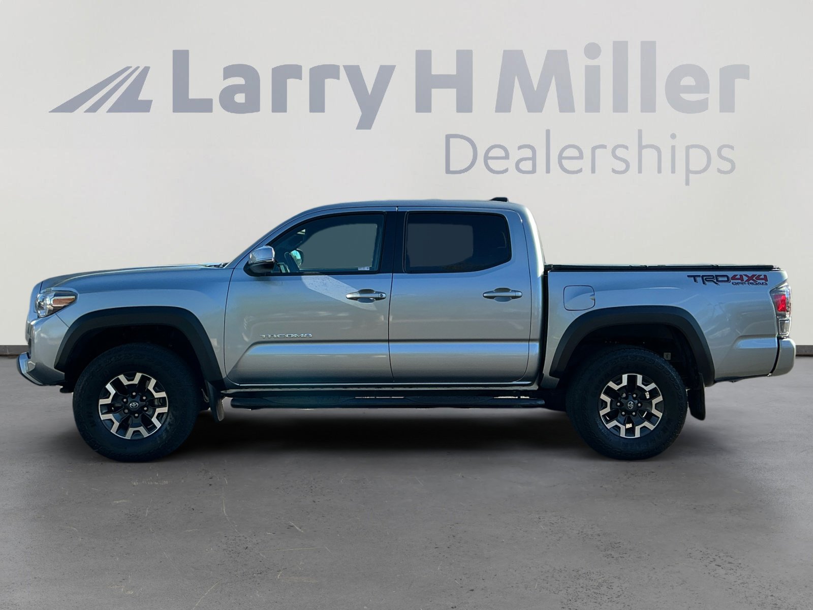 2023 Toyota Tacoma TRD V6 photo 2
