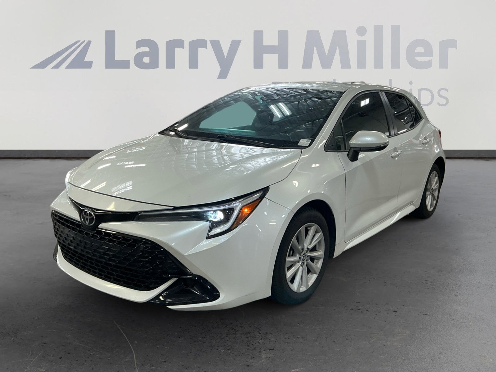 2024 Toyota Corolla Hatchback SE's photo