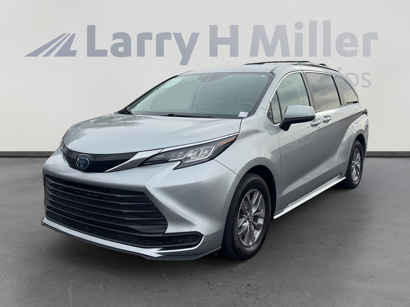 2023 Toyota Sienna LE 8-Passenger Hybrid FWD's photo