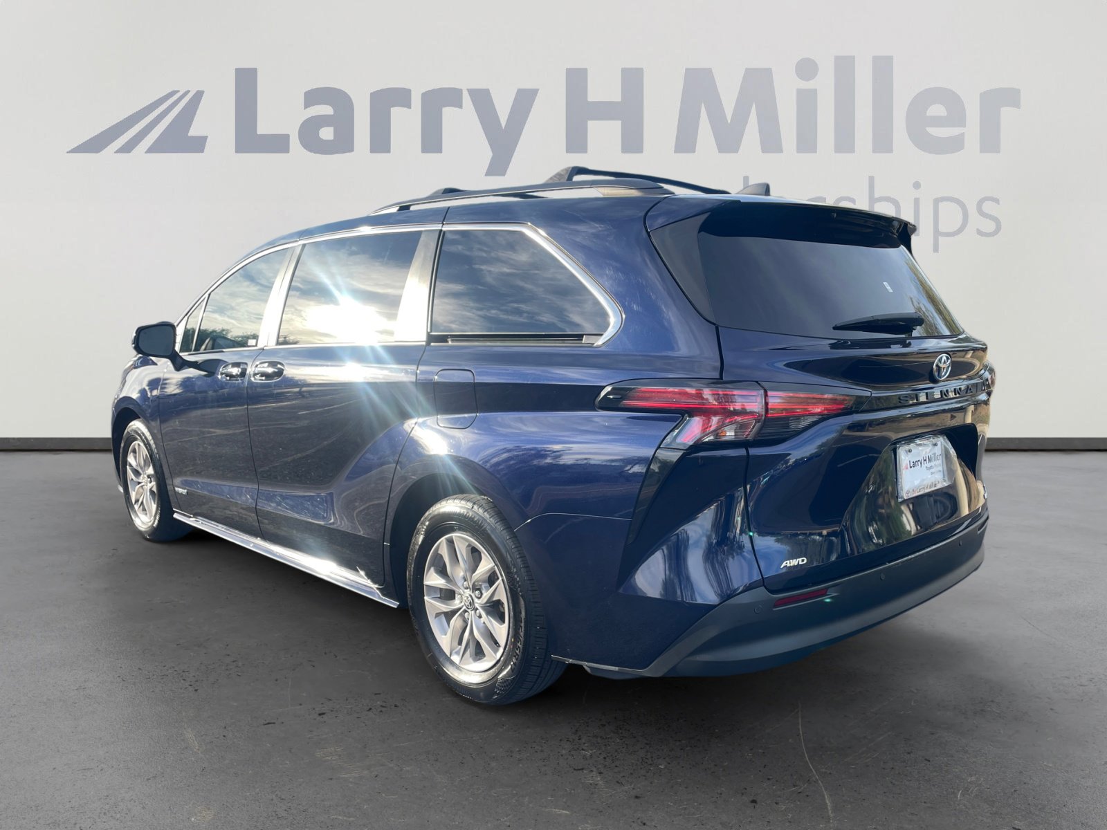 2021 Toyota Sienna XLE photo 3