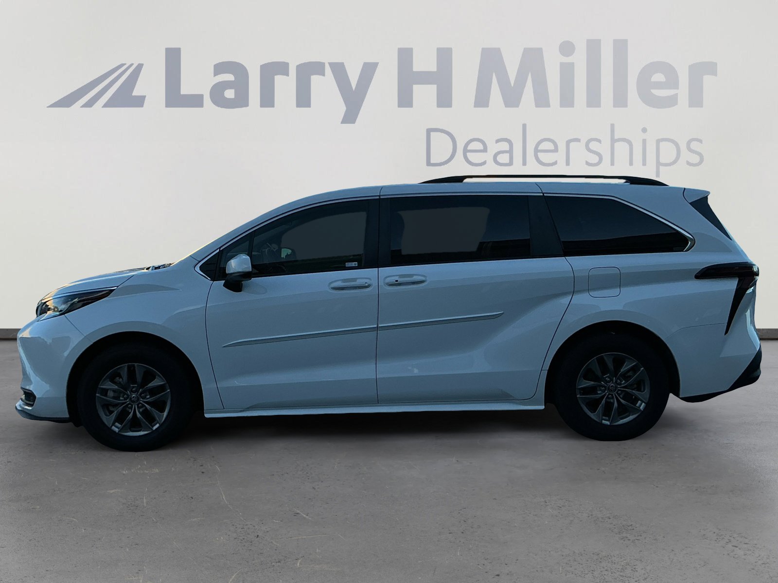 2023 Toyota Sienna LE photo 2