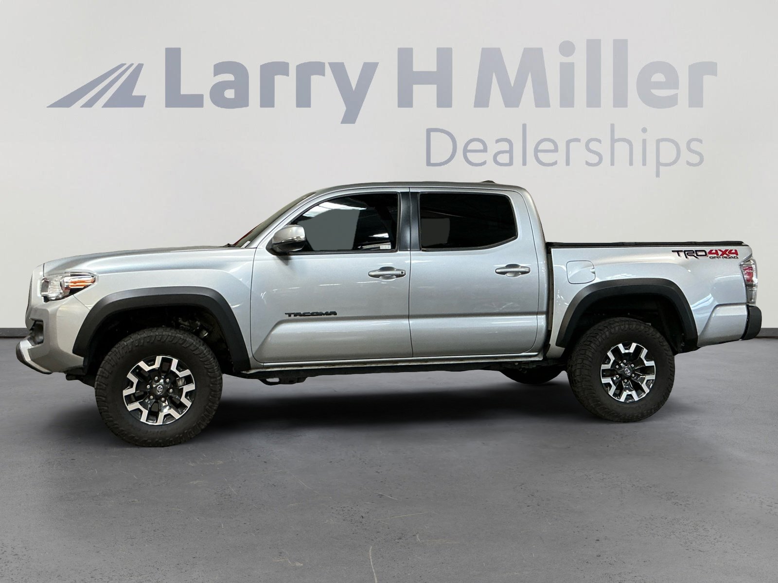 2022 Toyota Tacoma TRD photo 2