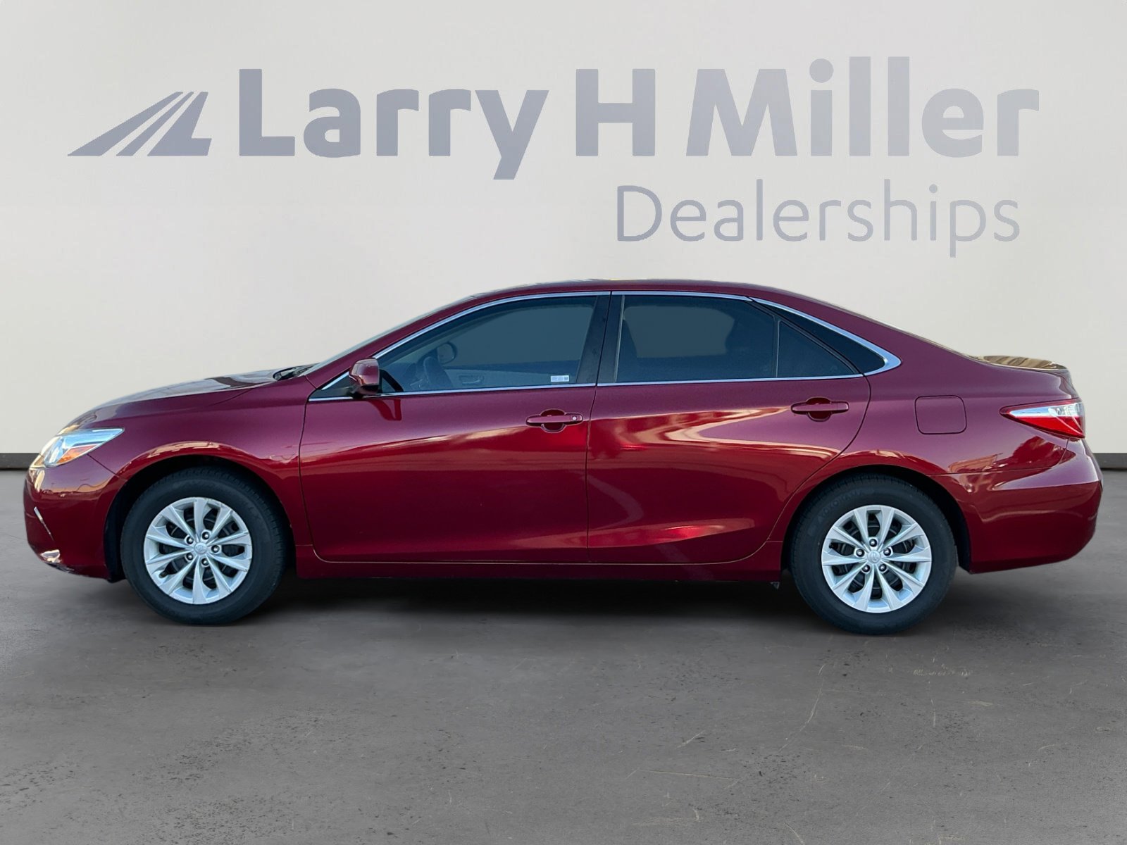 2015 Toyota Camry LE photo 2