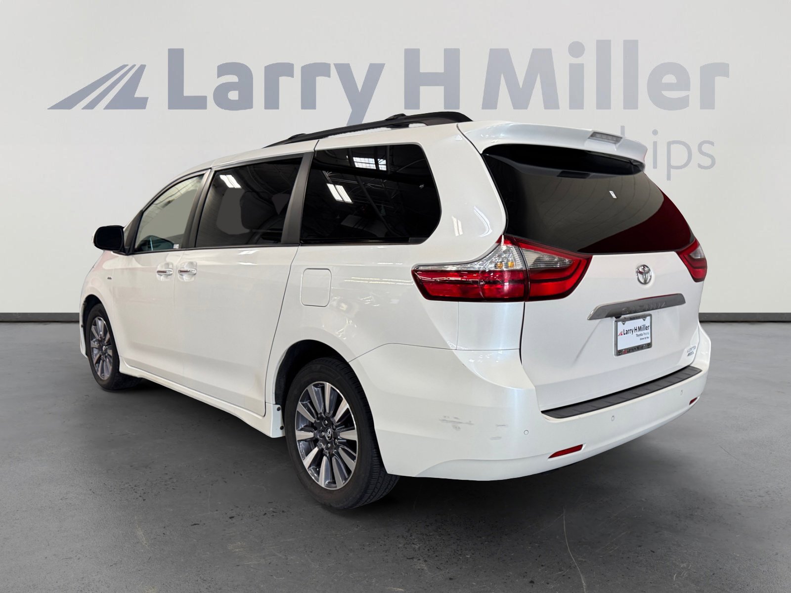 2020 Toyota Sienna XLE photo 3