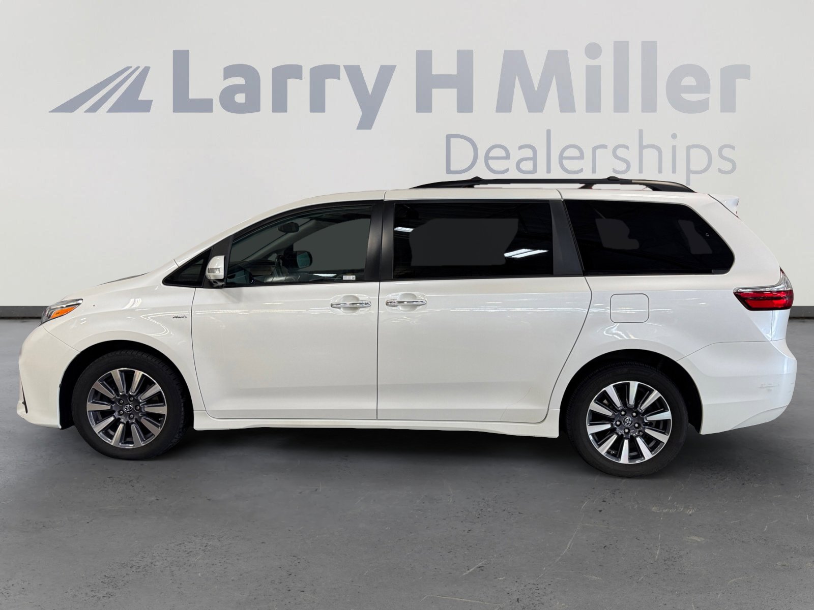 2020 Toyota Sienna XLE photo 2