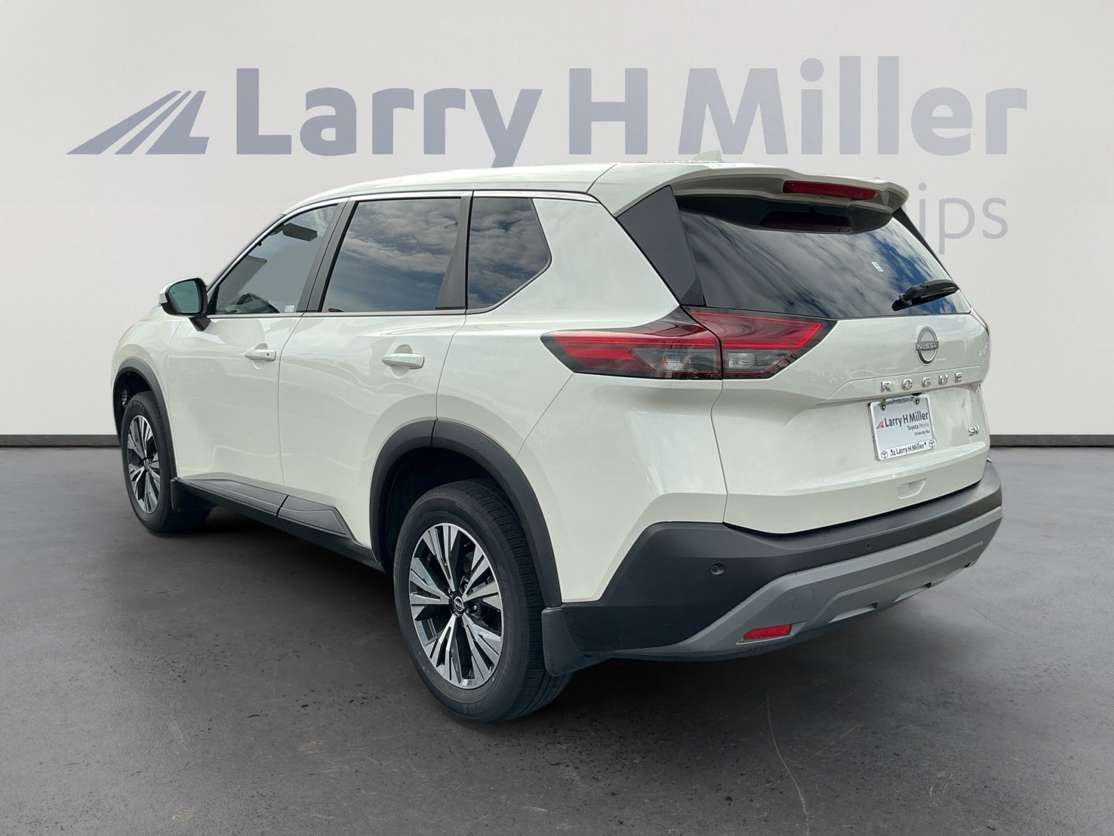 2023 Nissan Rogue SV photo 3