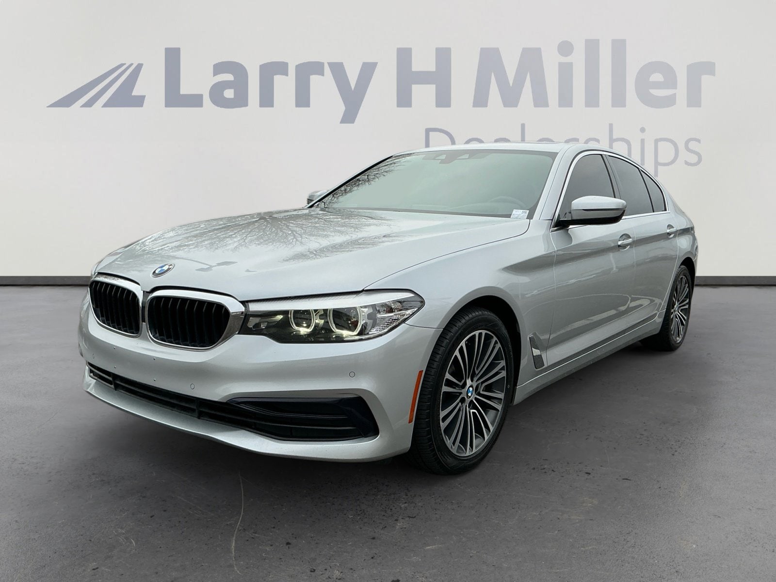 2019 BMW 5 Series 530i's photo