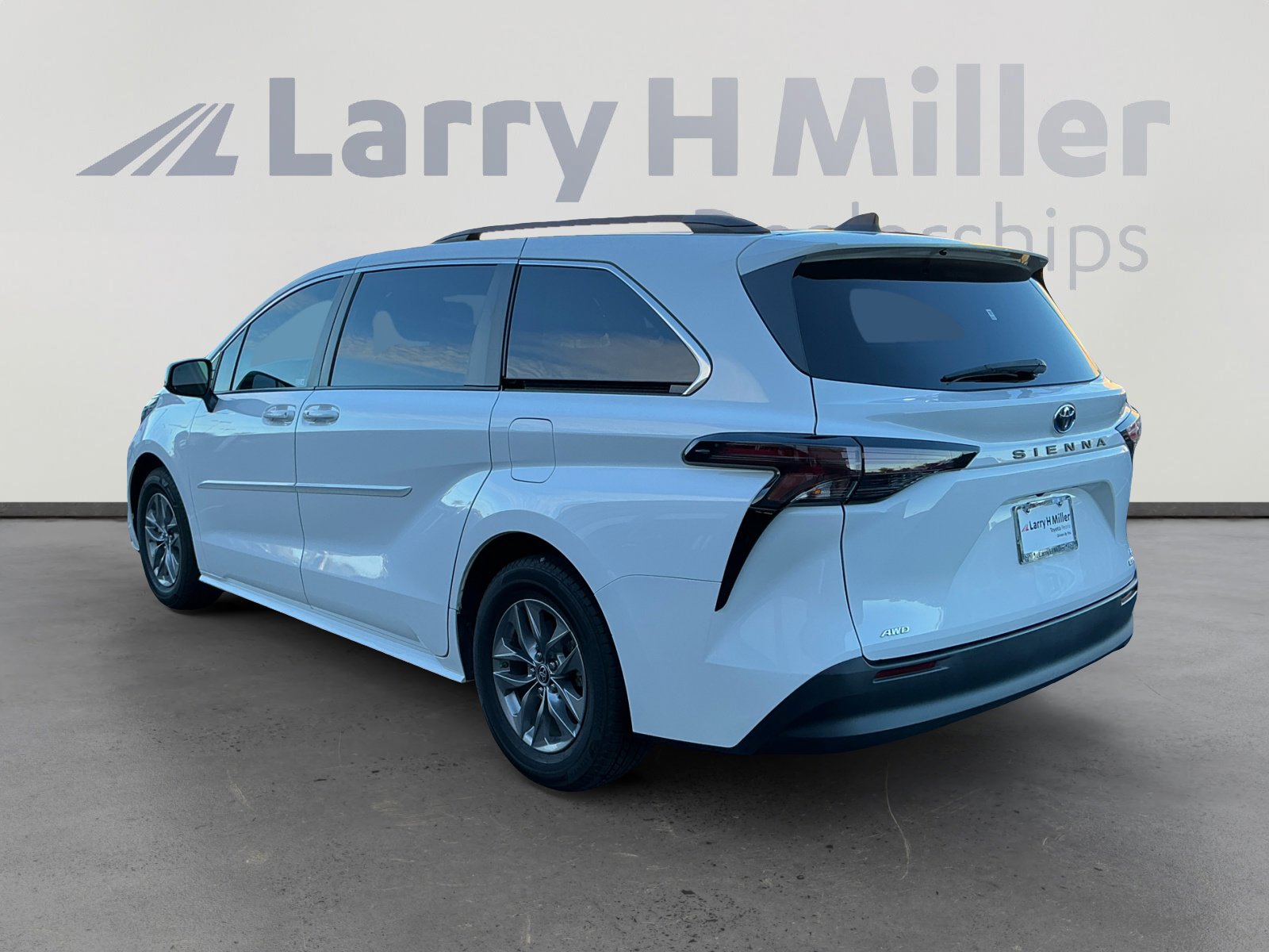 2023 Toyota Sienna LE photo 3