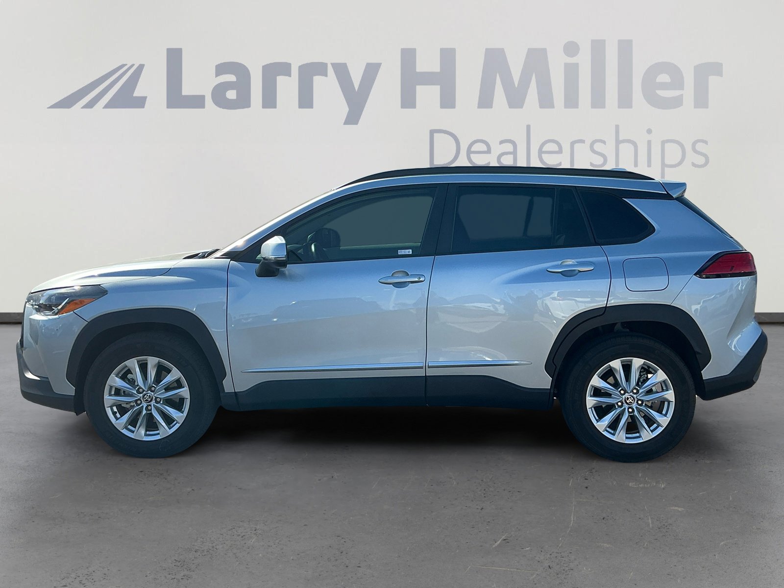 2022 Toyota Corolla Cross LE photo 2