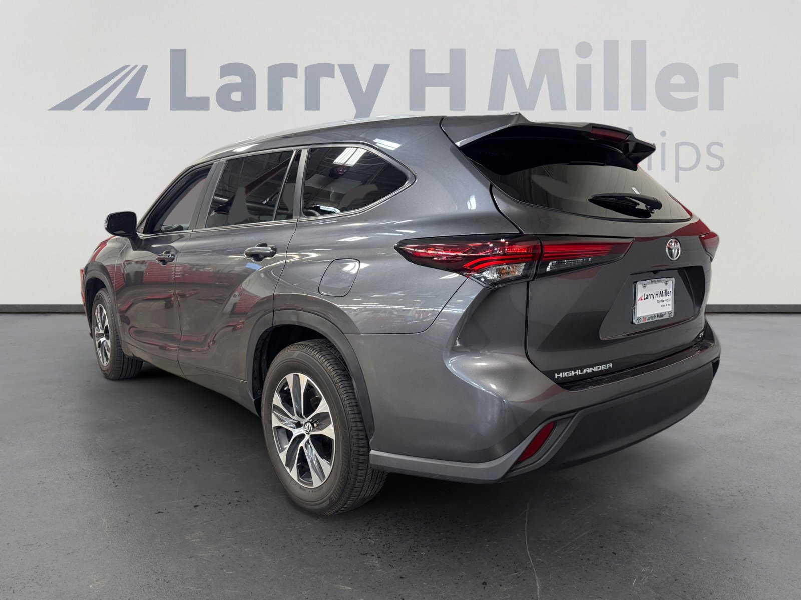 2024 Toyota Highlander LE photo 3