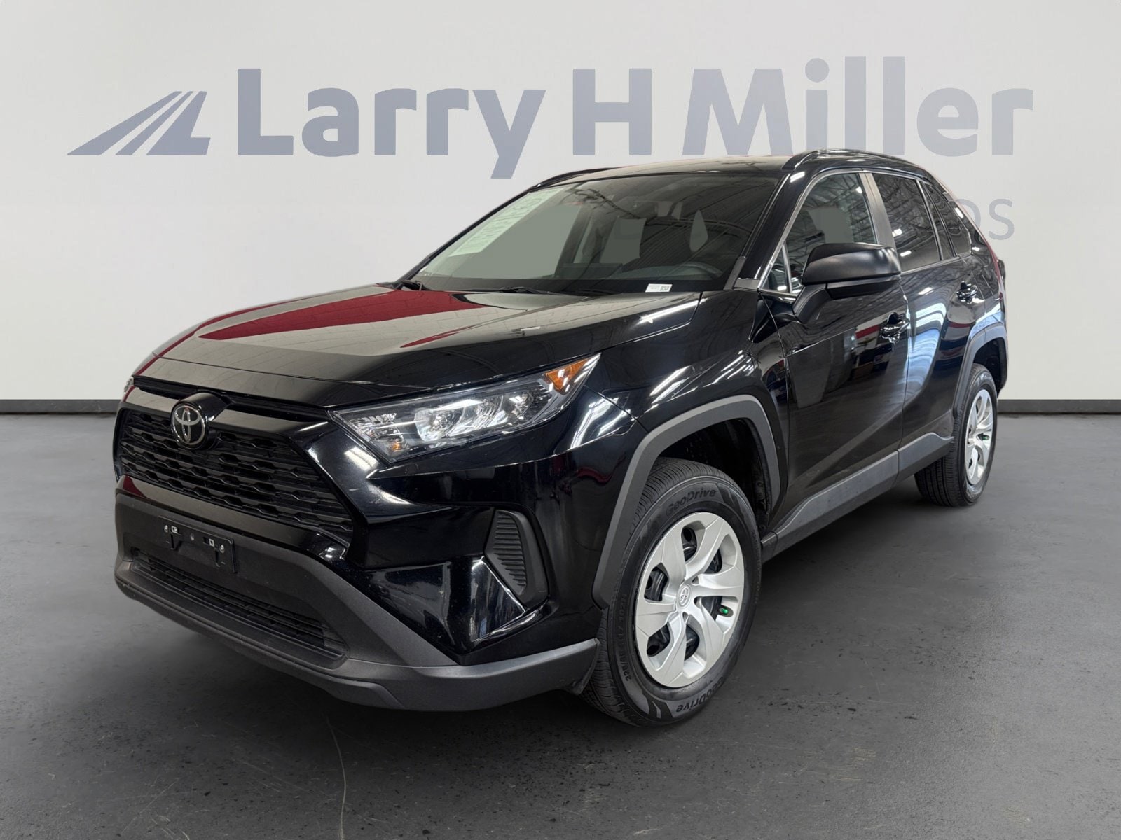 2021 Toyota RAV4 LE FWD's photo
