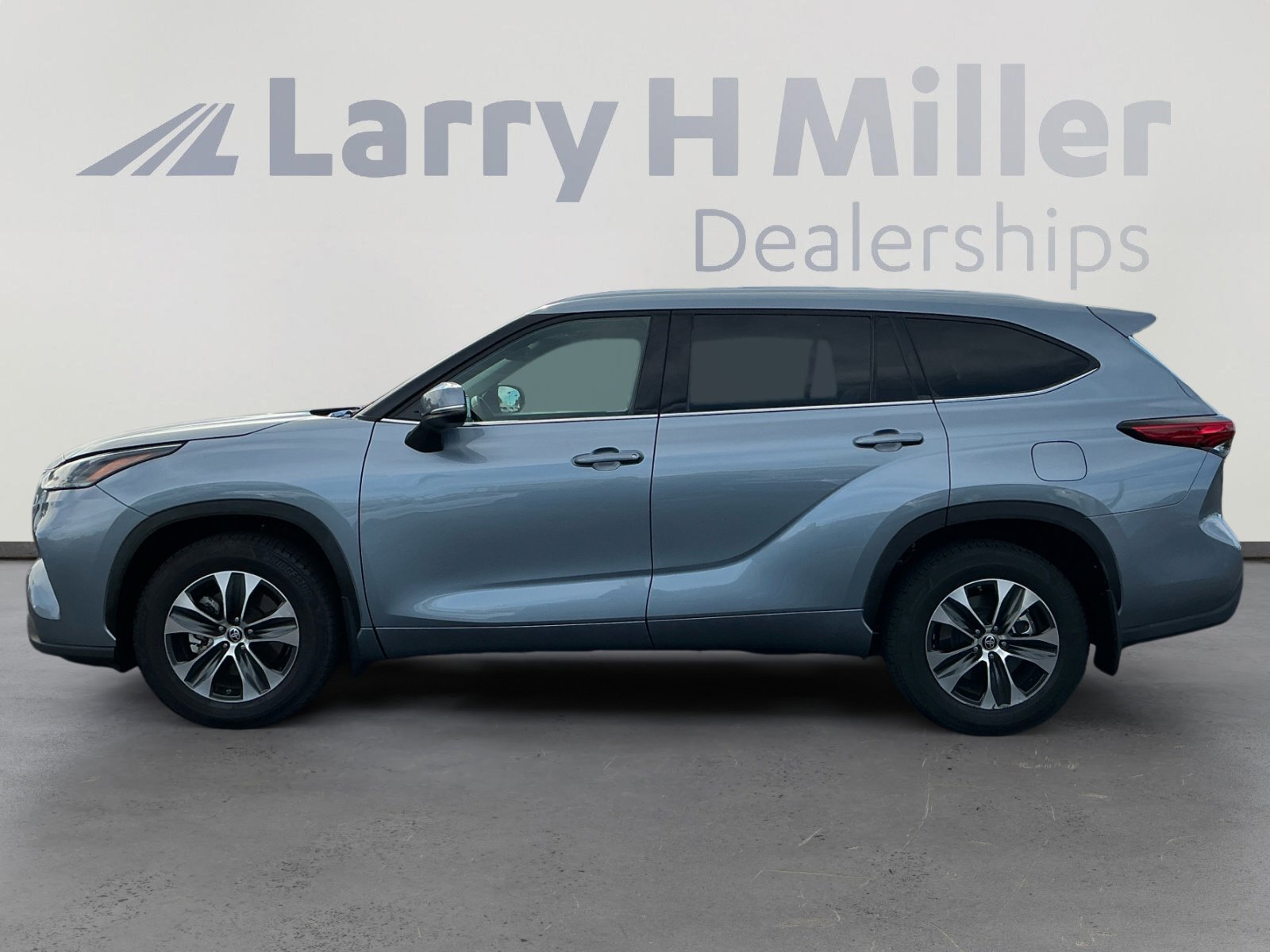 2021 Toyota Highlander XLE photo 2
