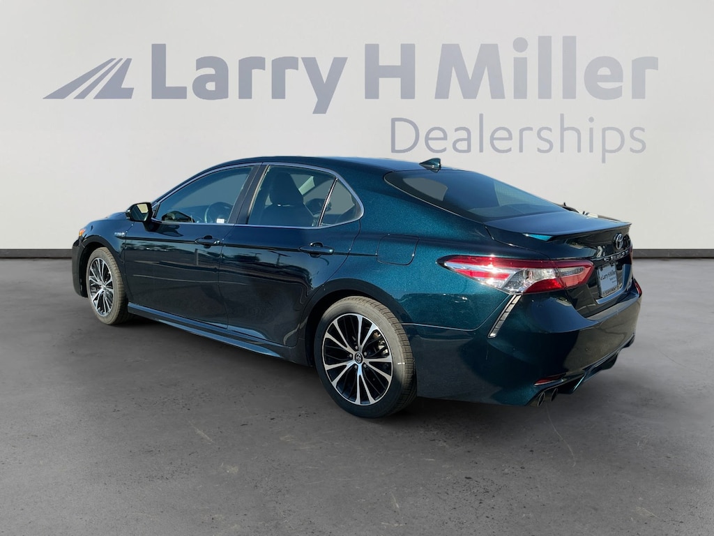 Used 2020 Toyota Camry SE Sedan