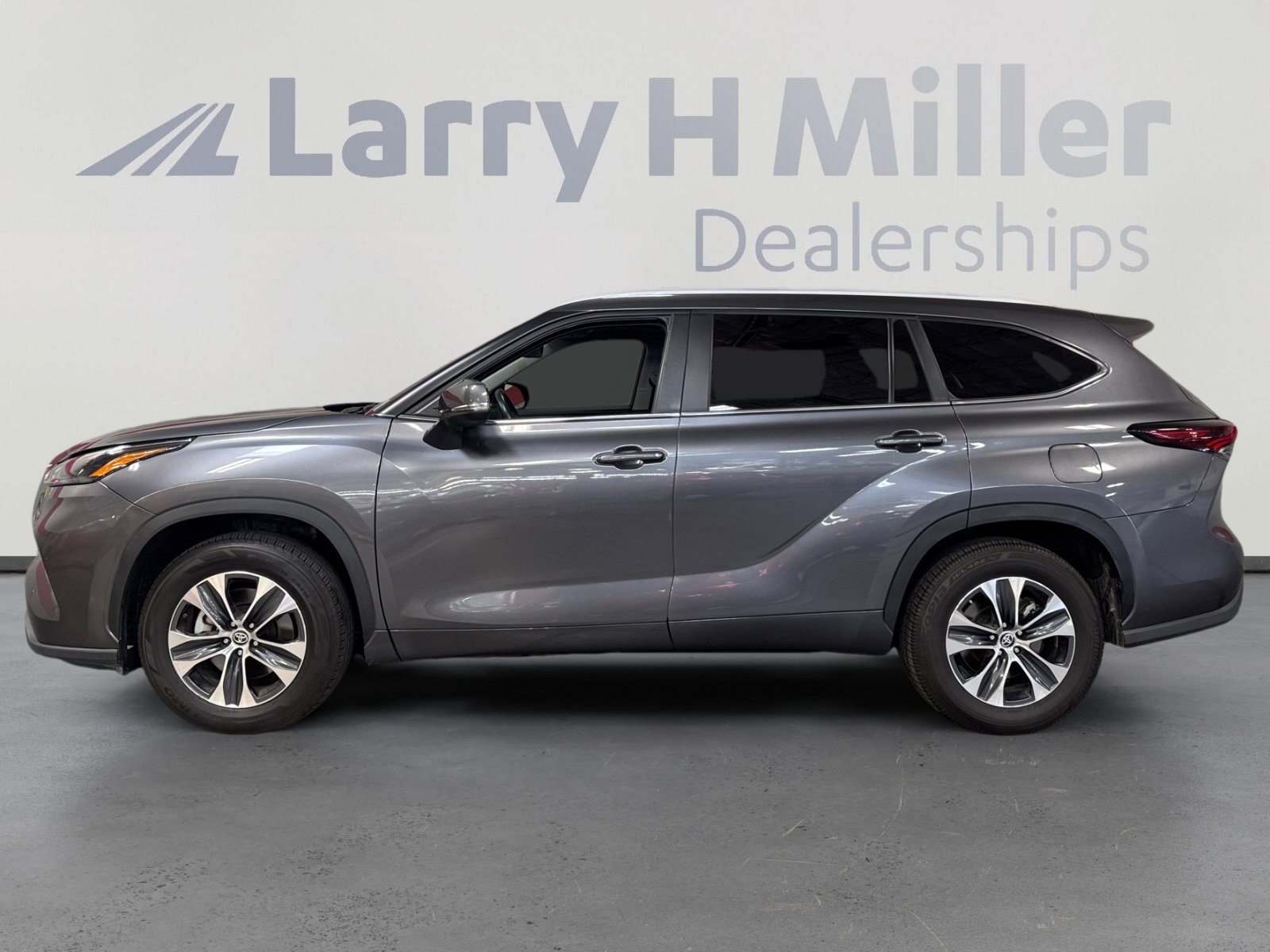 2024 Toyota Highlander LE photo 2