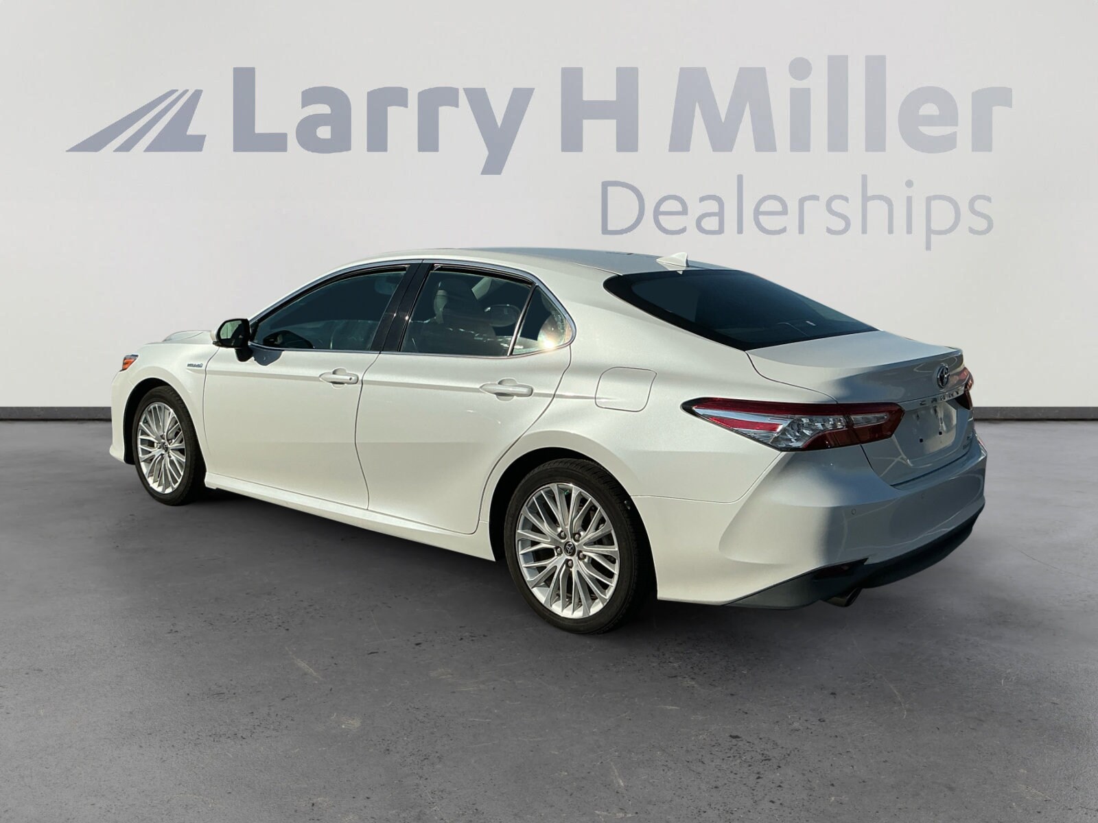 2018 Toyota Camry XLE photo 3