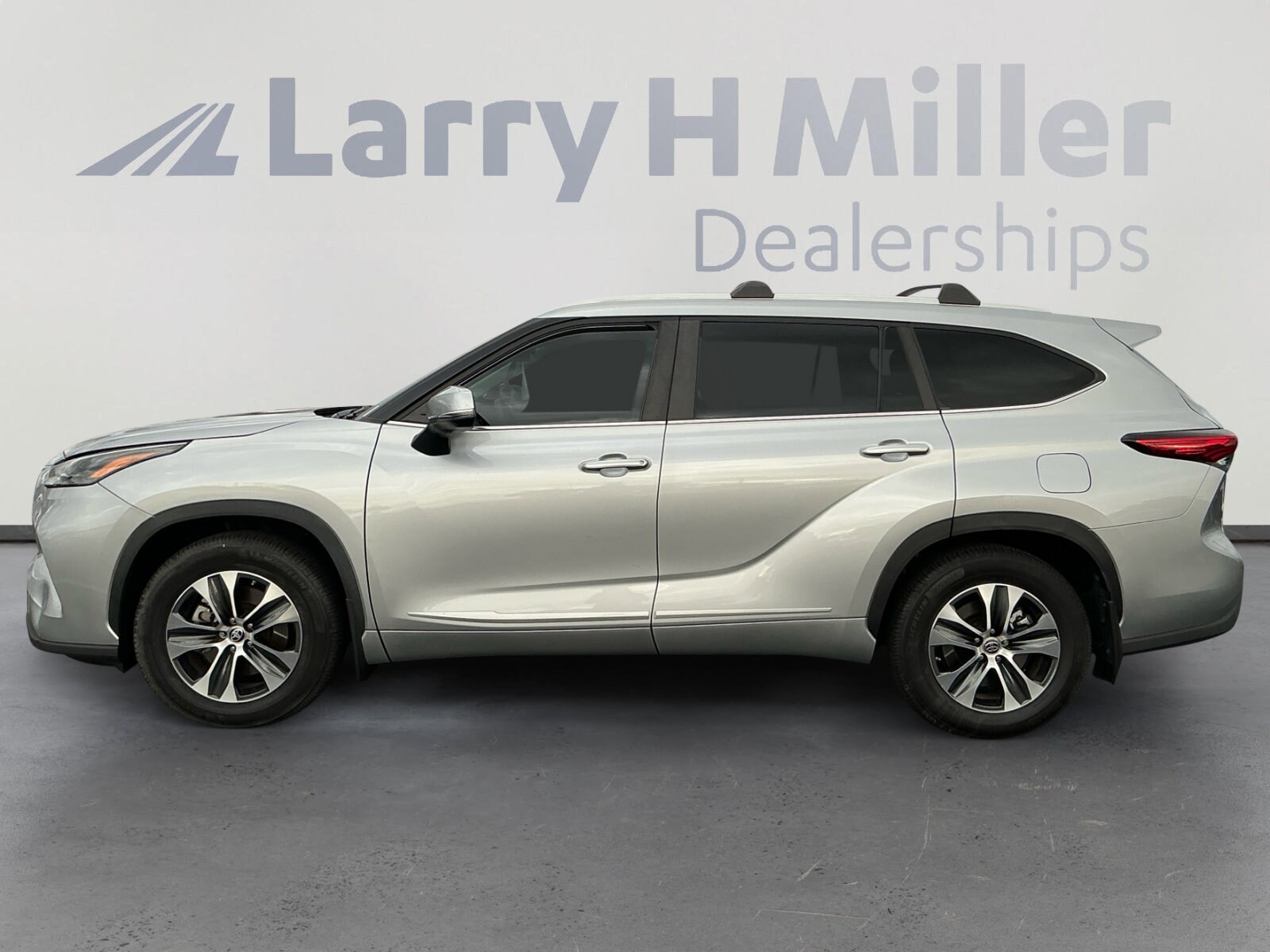 2023 Toyota Highlander XLE photo 2