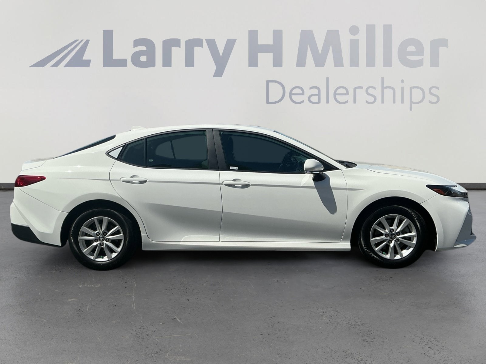 2025 Toyota Camry LE - Photo 7