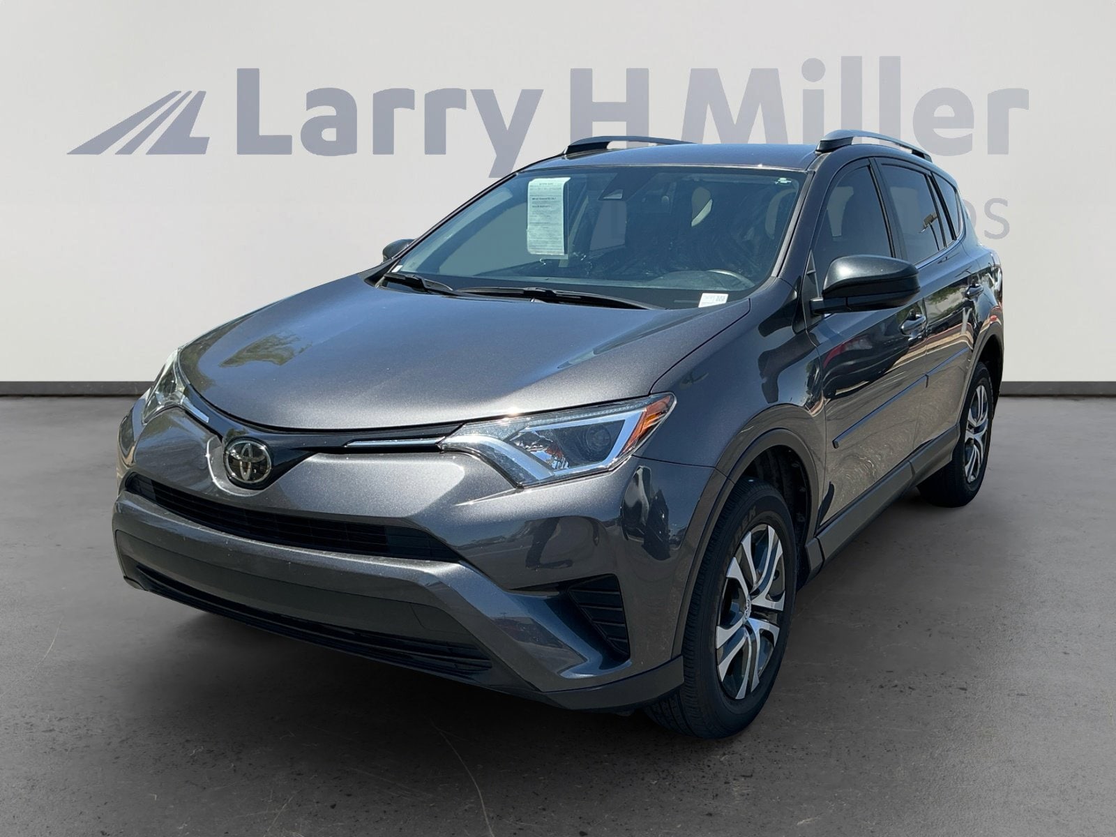 2018 Toyota RAV4 LE's photo