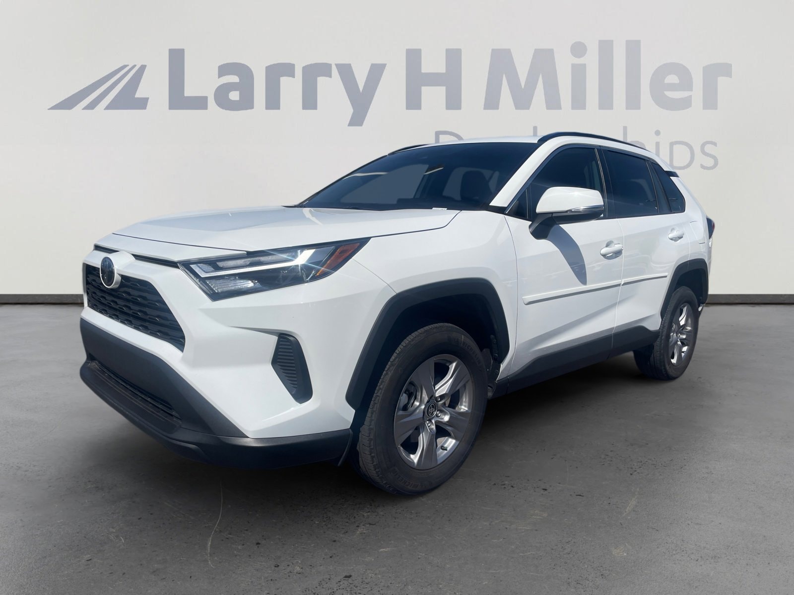 2022 Toyota RAV4 XLE FWD's photo