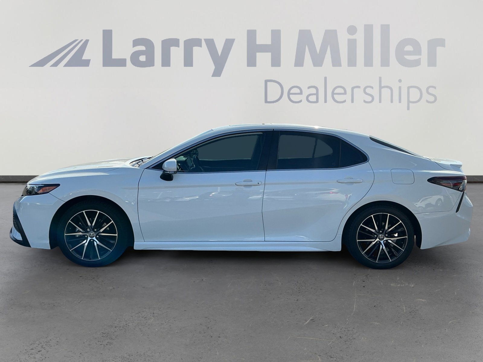 2022 Toyota Camry SE photo 2