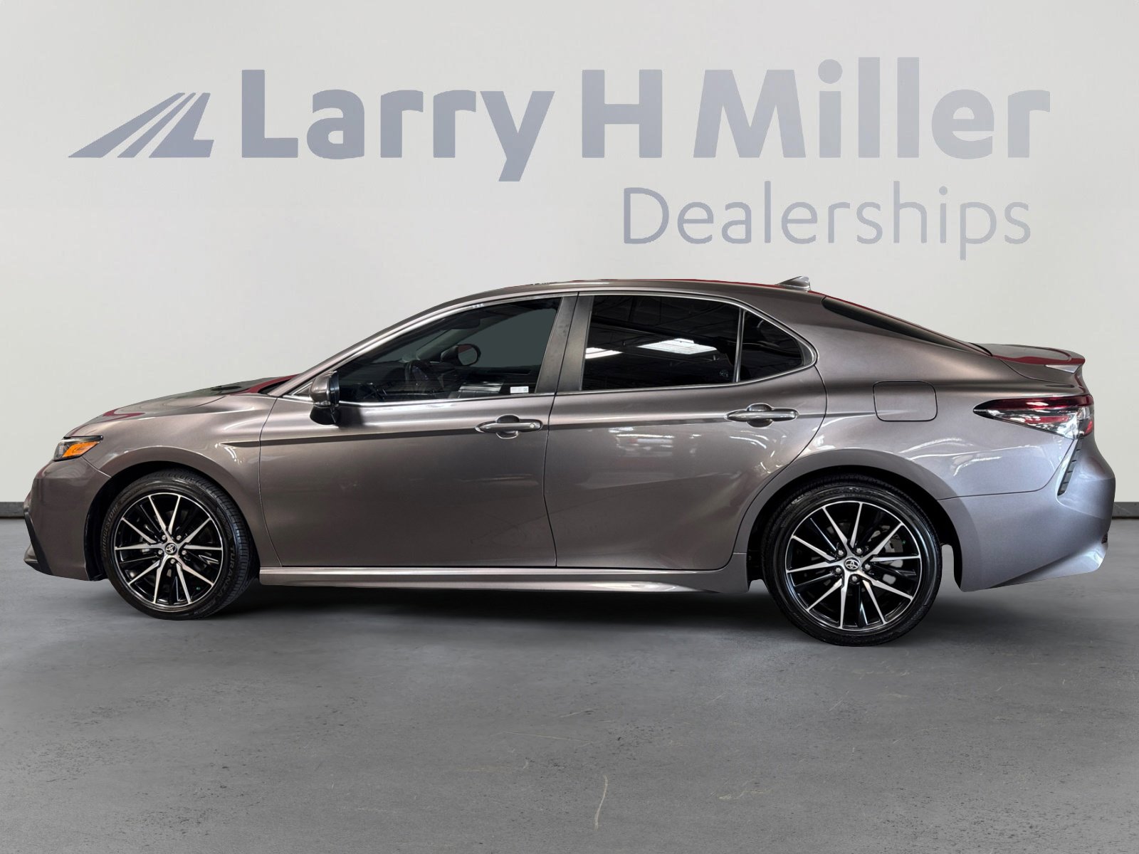 2024 Toyota Camry SE photo 2