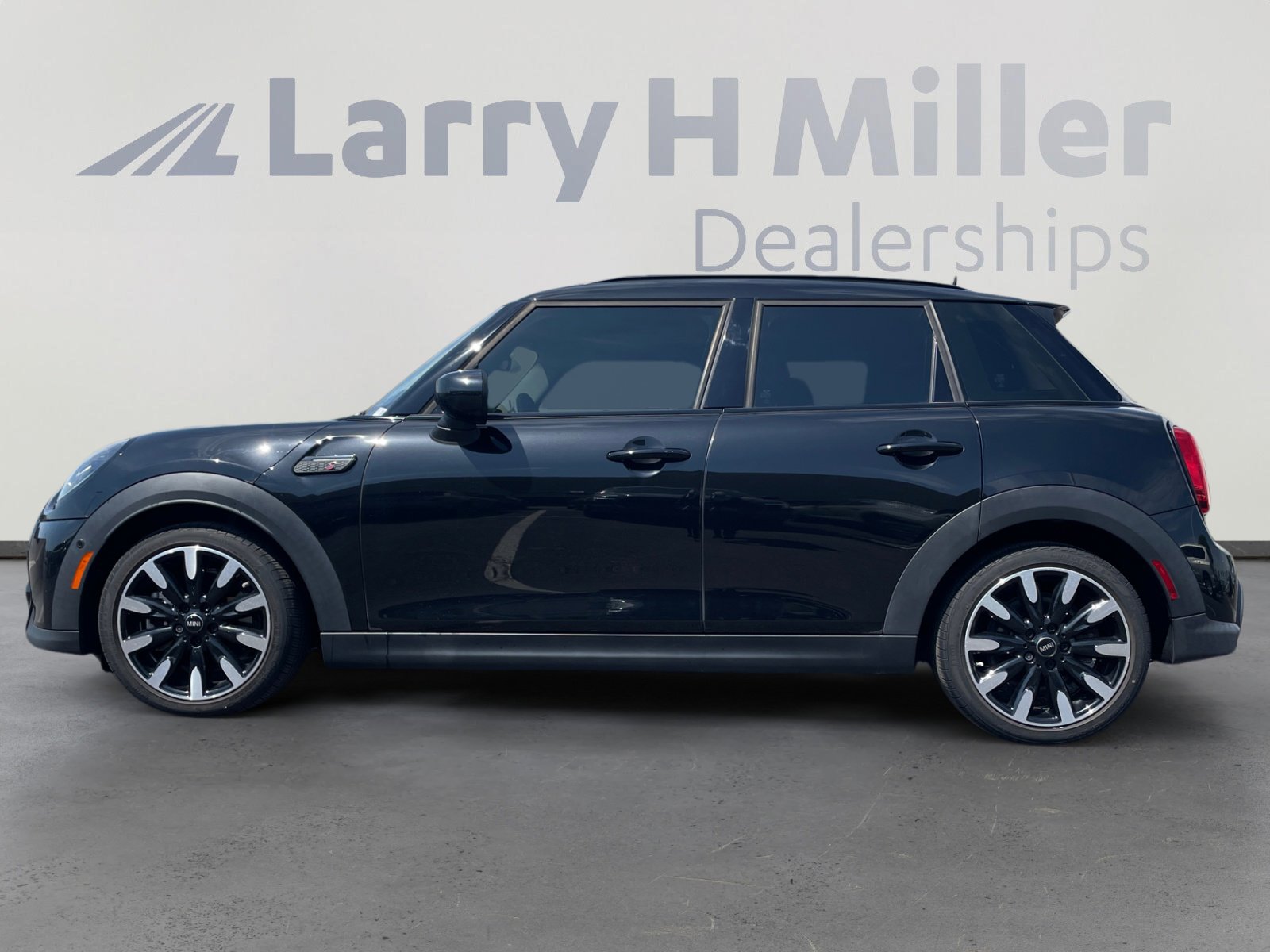 2023 Mini Cooper 4 Door Hardtop S photo 2